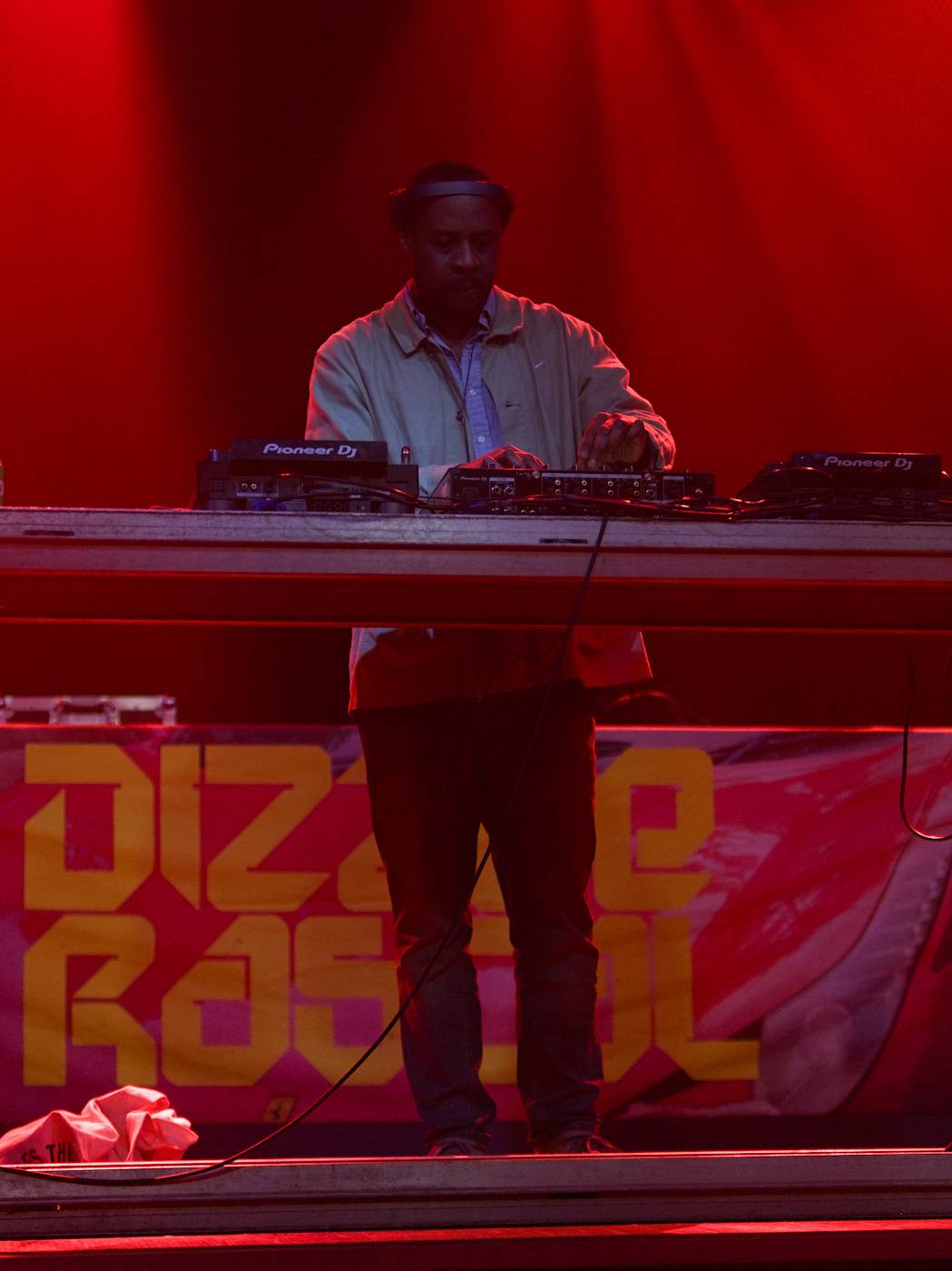 Průkopník ostrovního hip-hopu Dizzee Rascal zahrál v Praze, večer zahájil DJ C. Monts