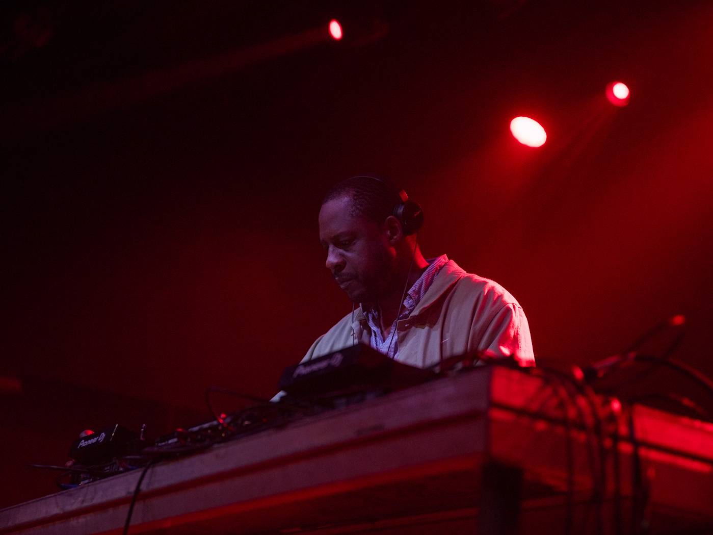 Průkopník ostrovního hip-hopu Dizzee Rascal zahrál v Praze, večer zahájil DJ C. Monts