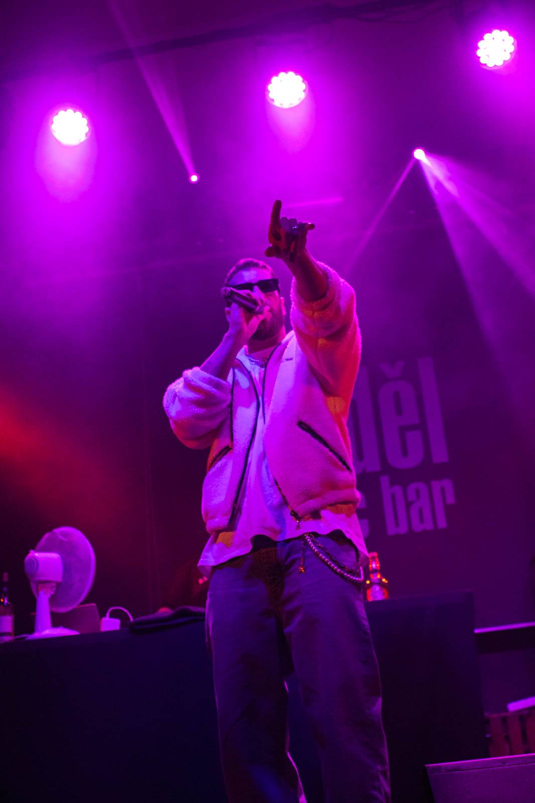 Majk Spirit rozezpíval Plzeň, záda mu kryl DJ Grimaso