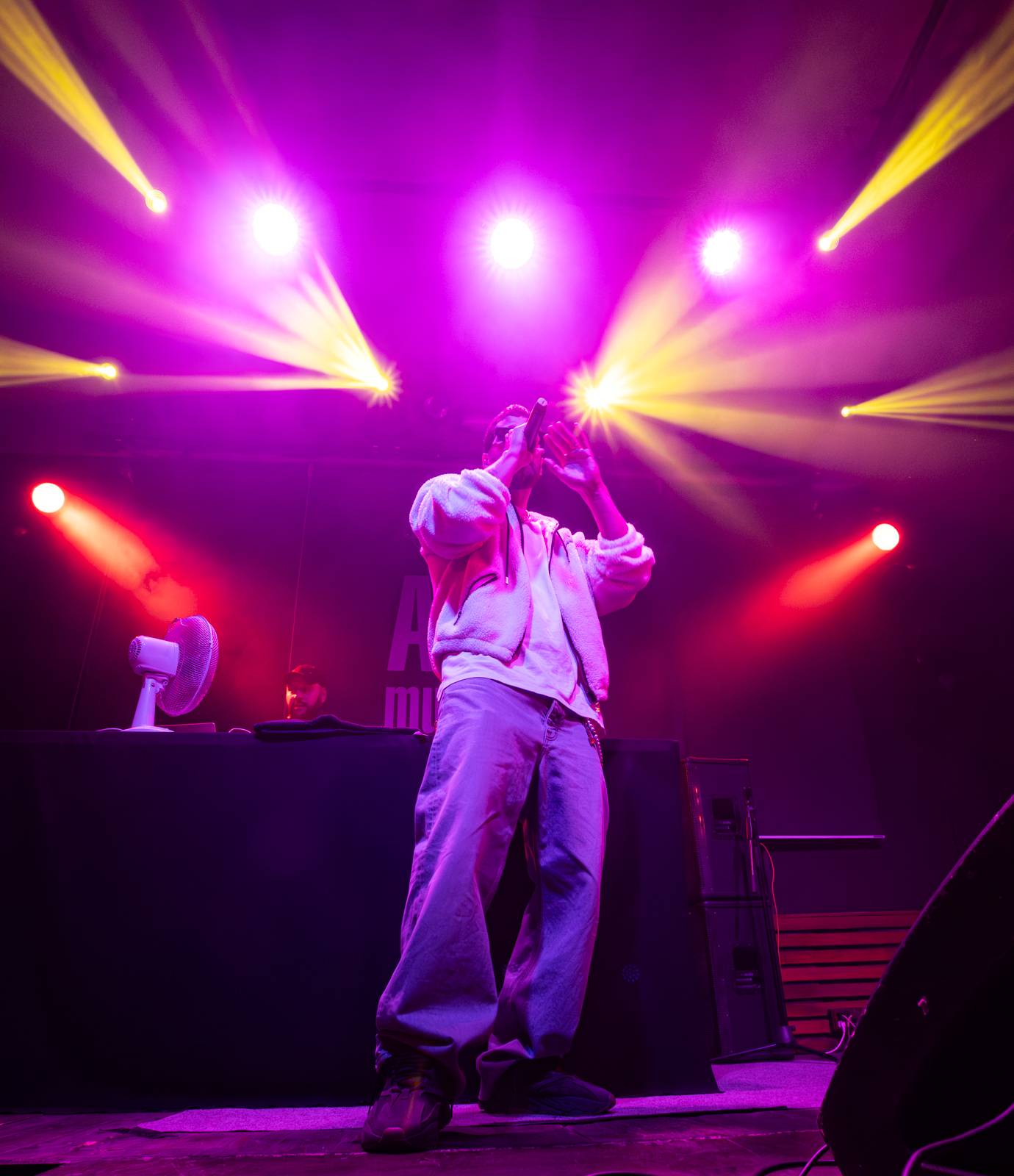 Majk Spirit rozezpíval Plzeň, záda mu kryl DJ Grimaso