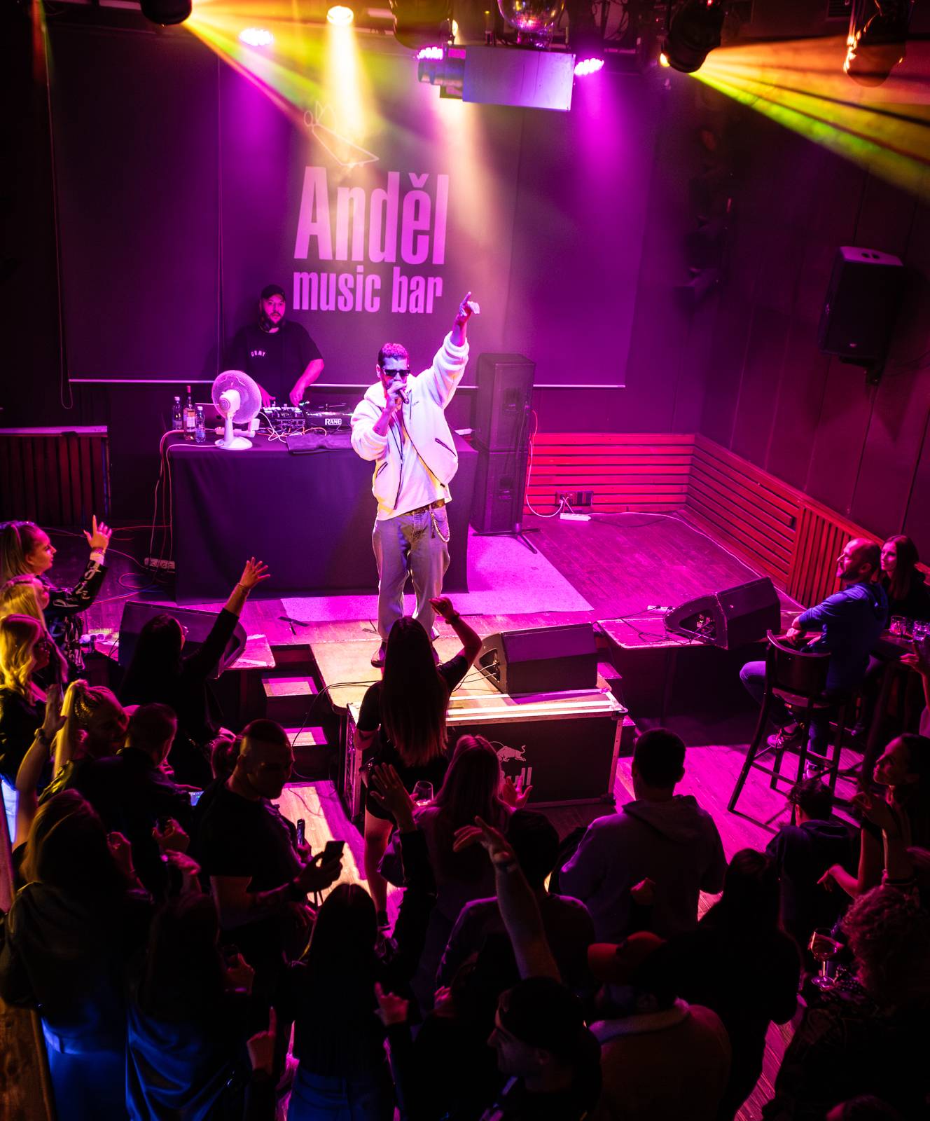 Majk Spirit rozezpíval Plzeň, záda mu kryl DJ Grimaso