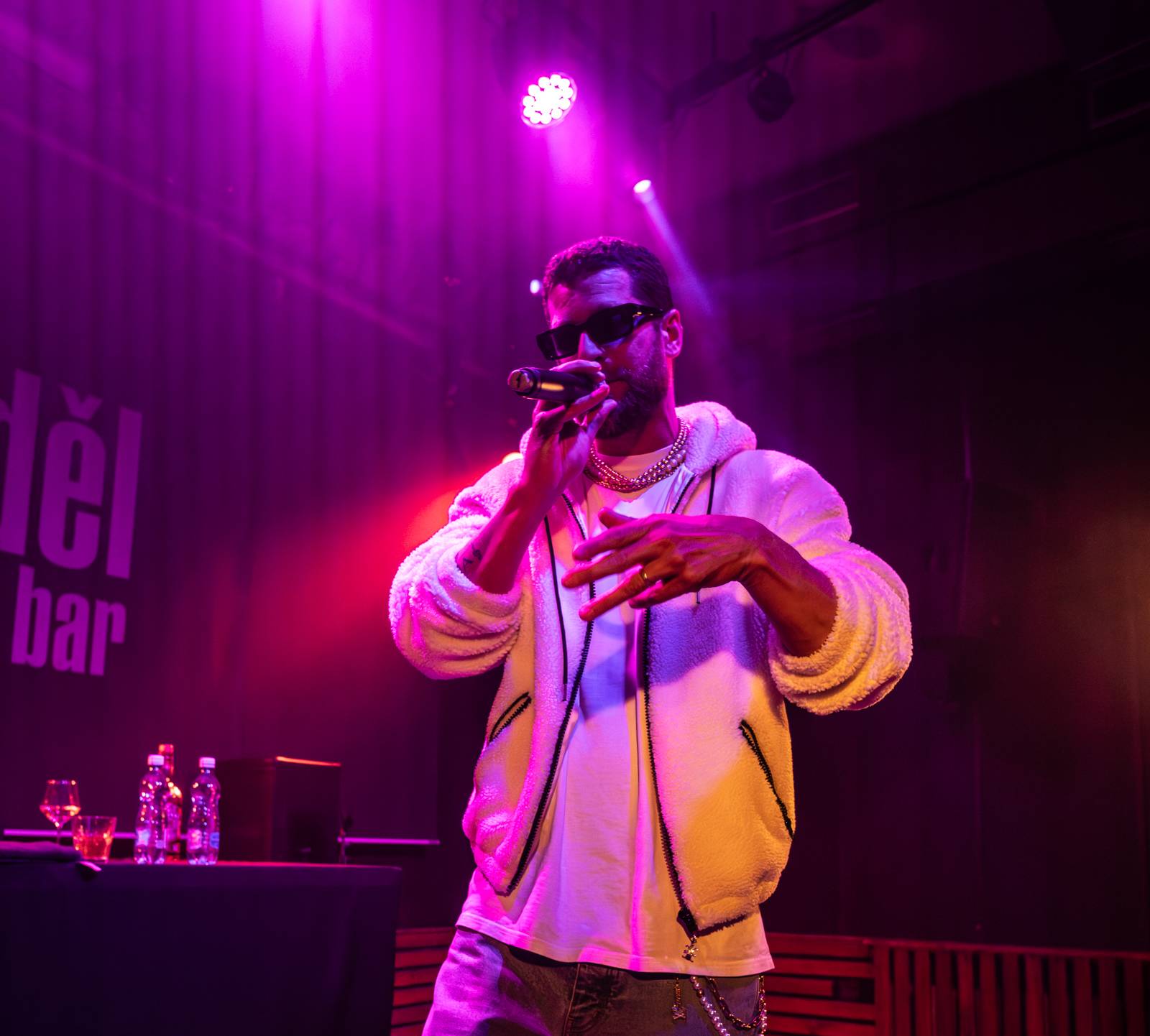 Majk Spirit rozezpíval Plzeň, záda mu kryl DJ Grimaso