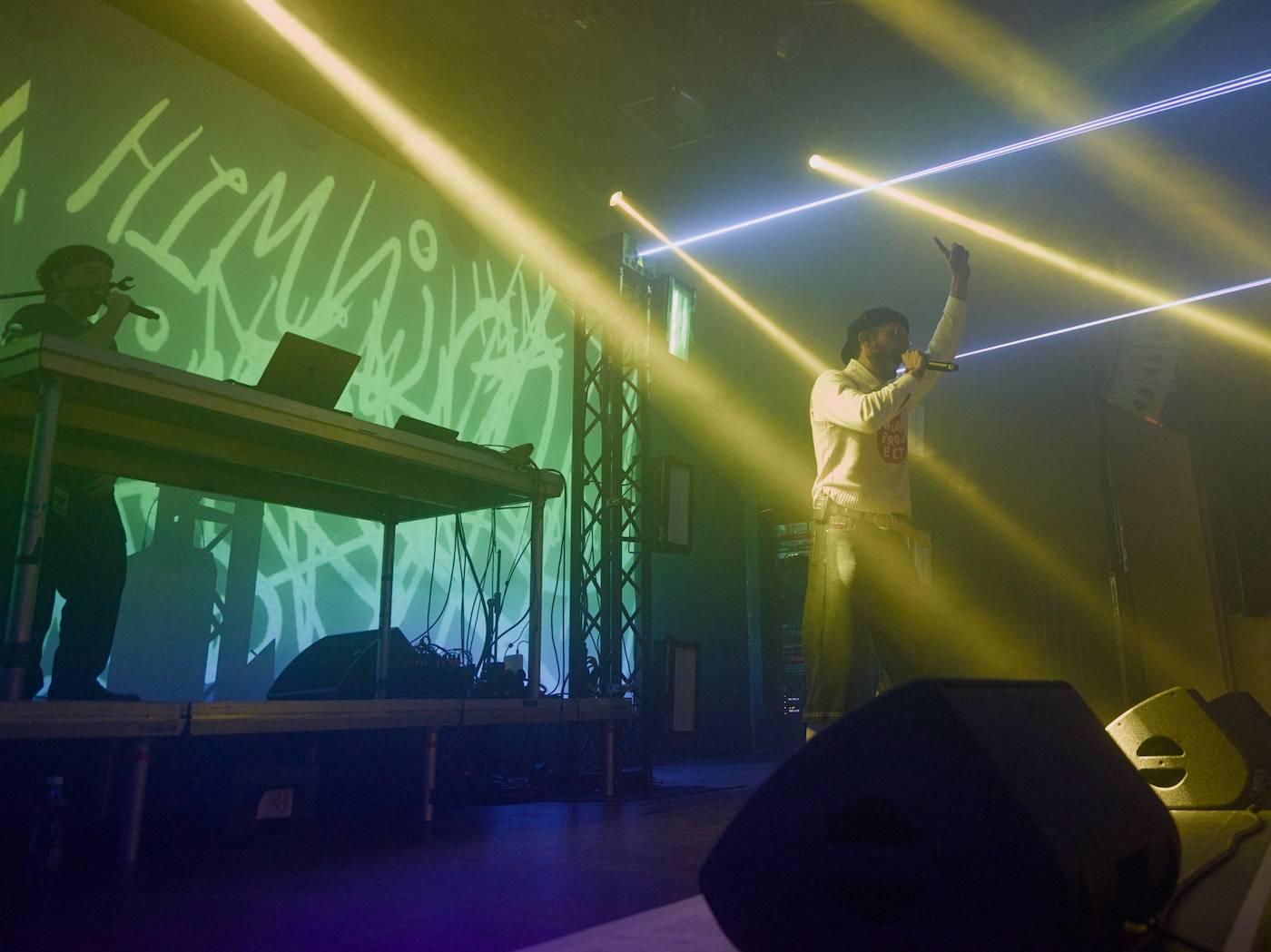 Raper BBNO$ ovládl Roxy, na stage si pozval i fanynku