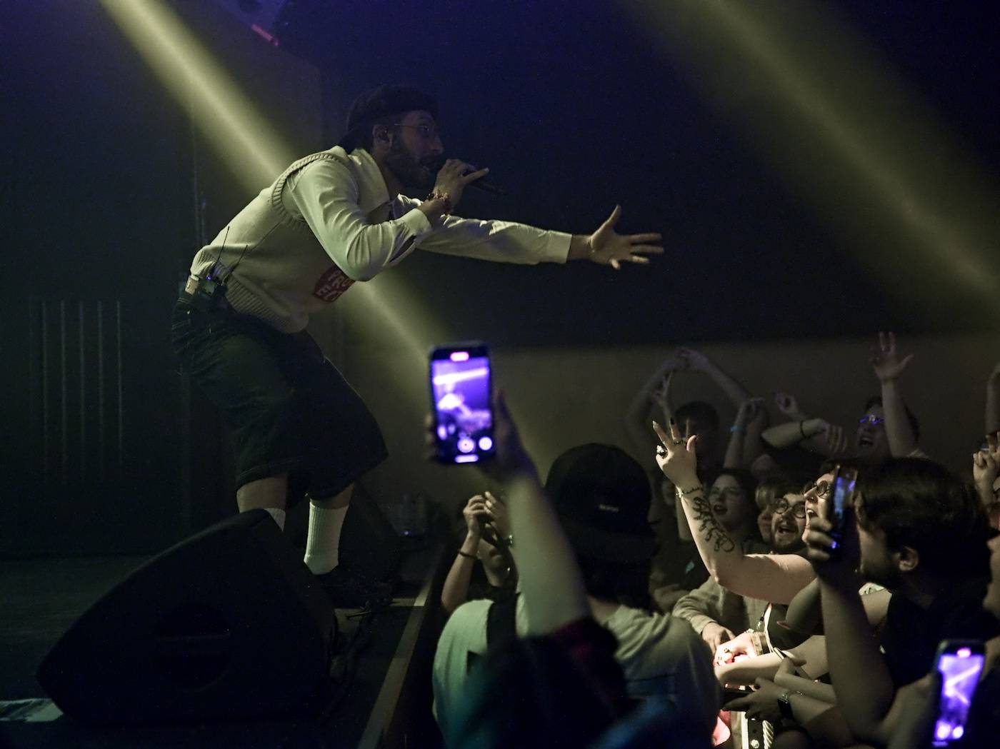 Raper BBNO$ ovládl Roxy, na stage si pozval i fanynku