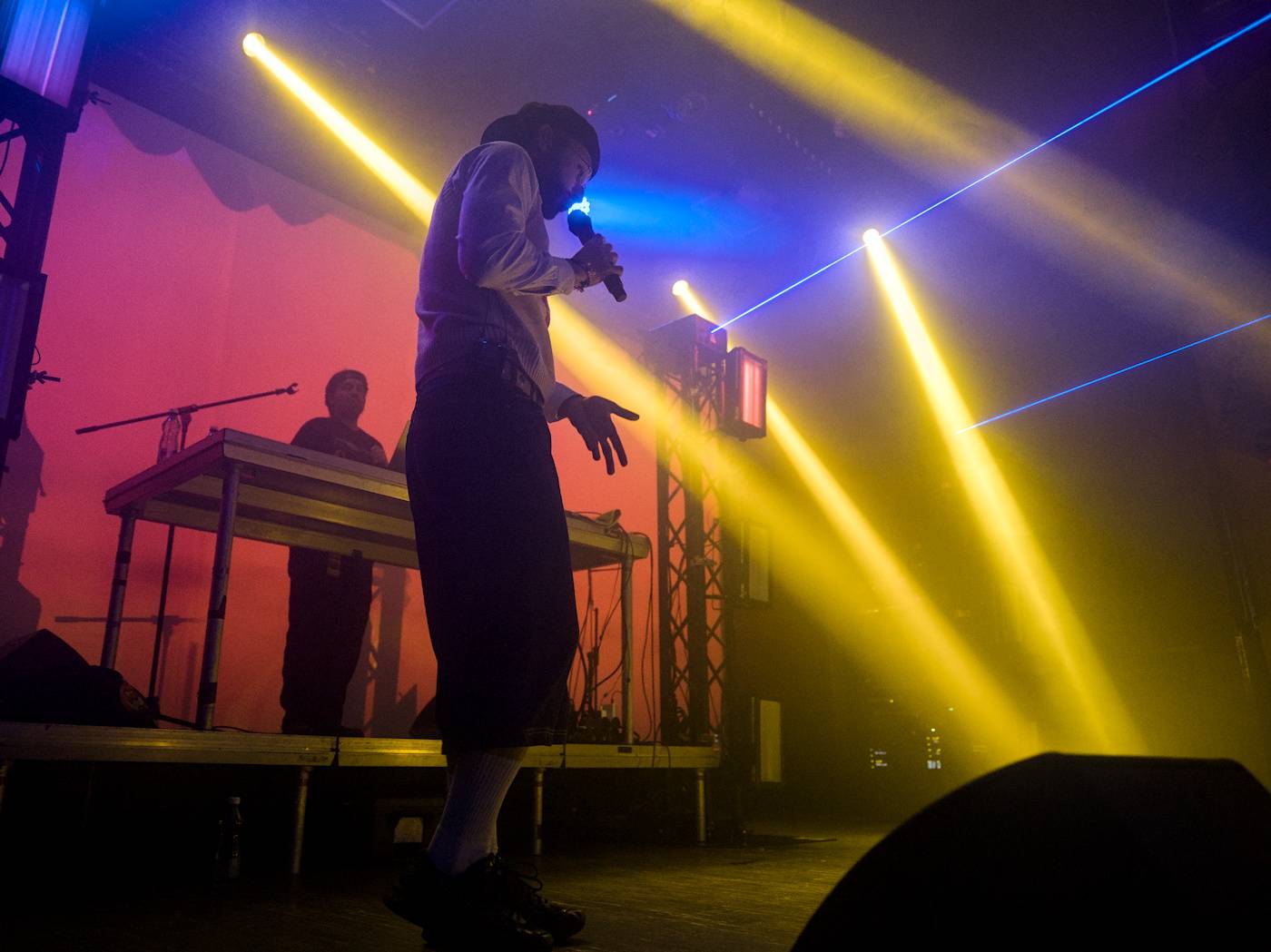 Raper BBNO$ ovládl Roxy, na stage si pozval i fanynku