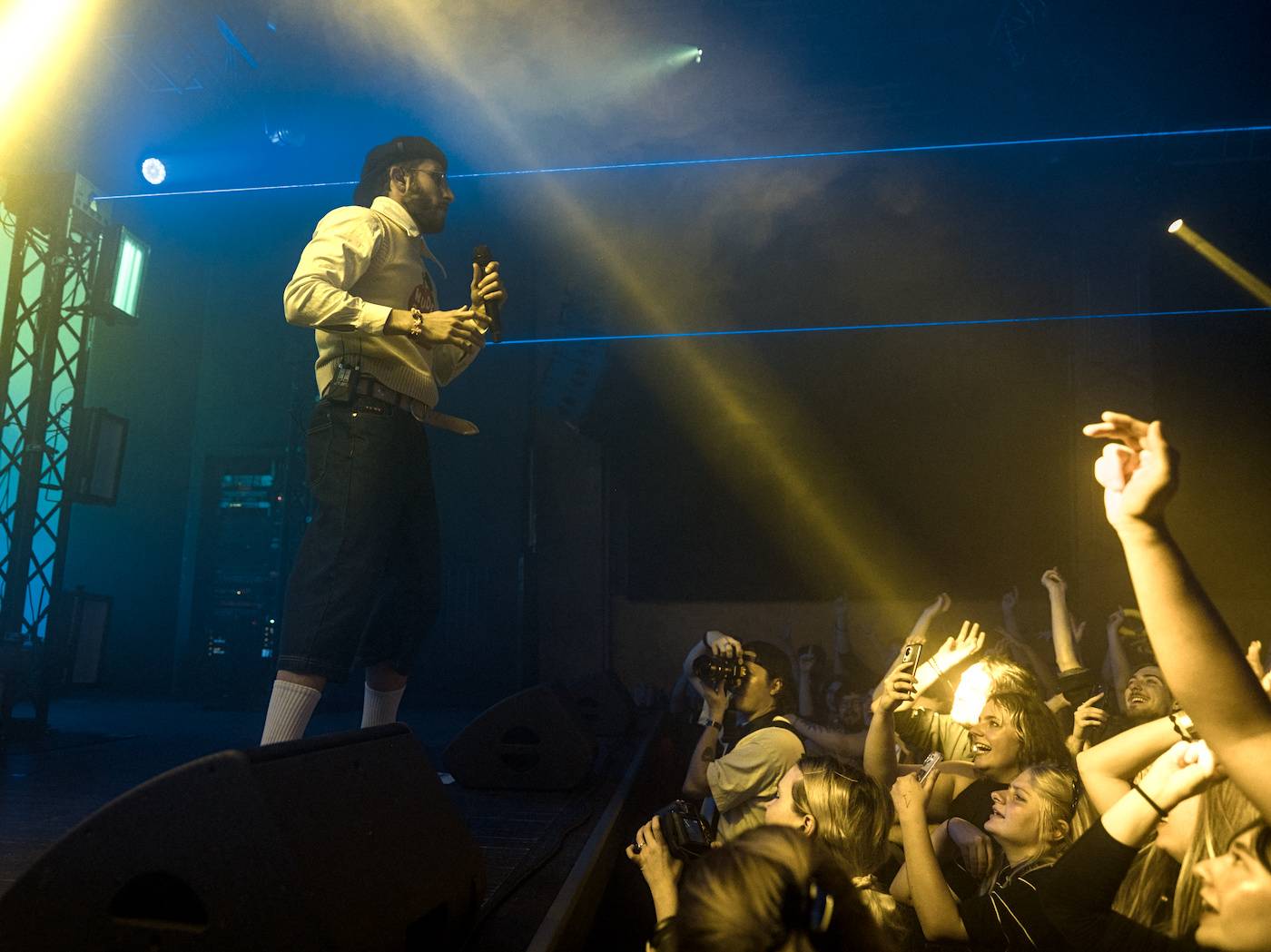 Raper BBNO$ ovládl Roxy, na stage si pozval i fanynku