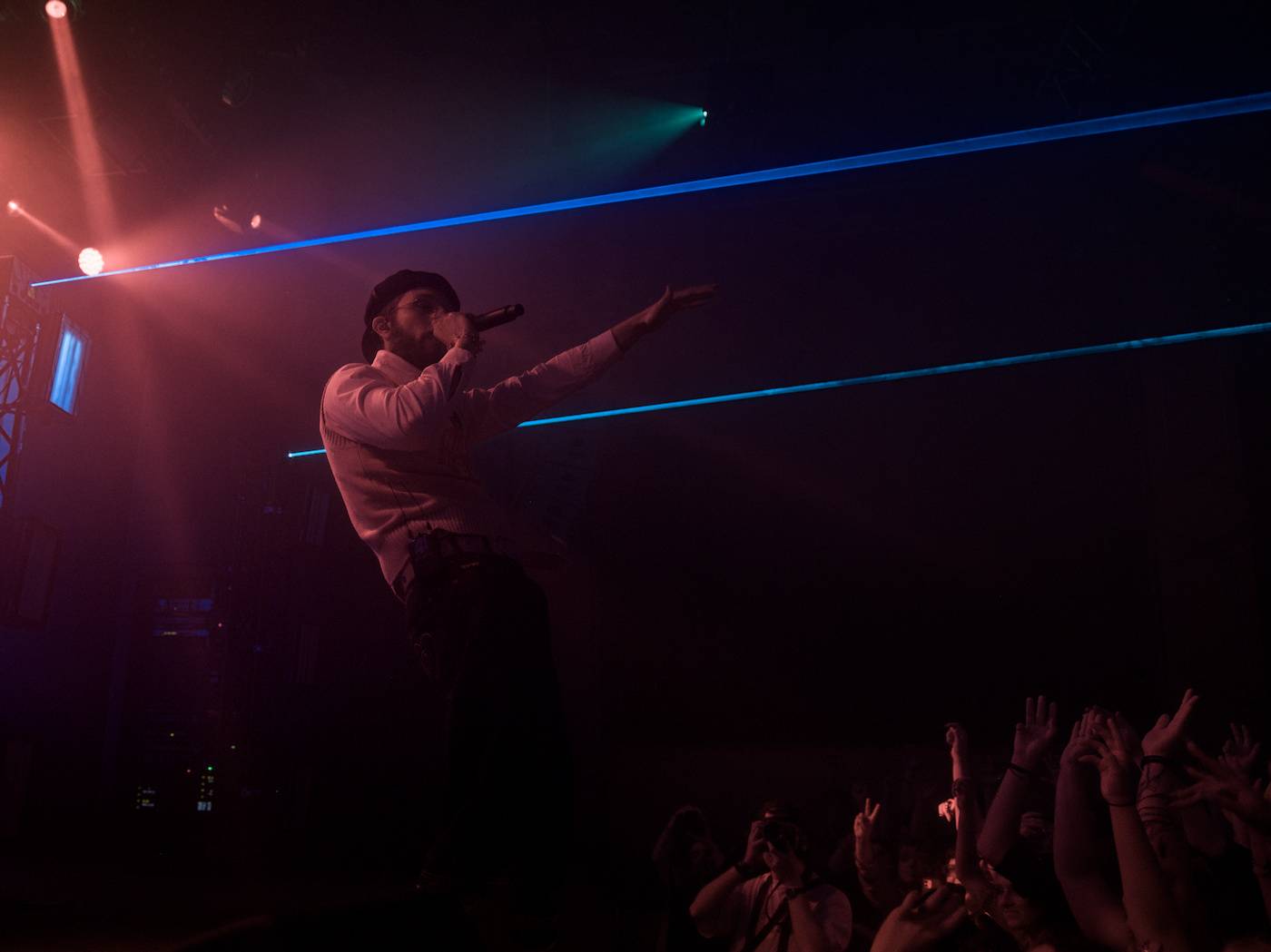 Raper BBNO$ ovládl Roxy, na stage si pozval i fanynku