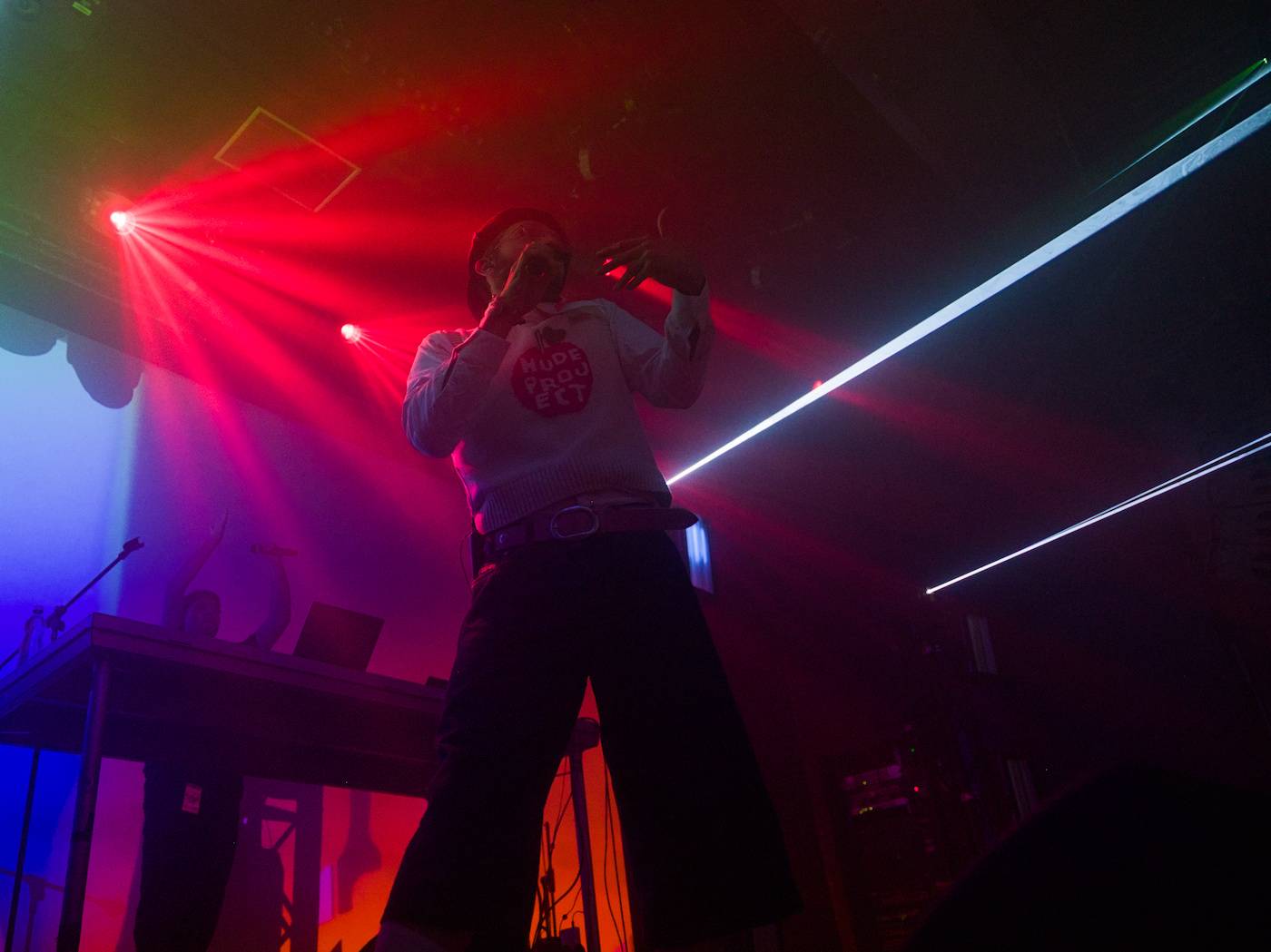 Raper BBNO$ ovládl Roxy, na stage si pozval i fanynku