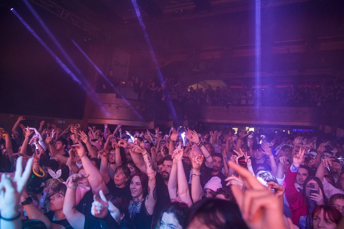 Raper BBNO$ ovládl Roxy, na stage si pozval i fanynku