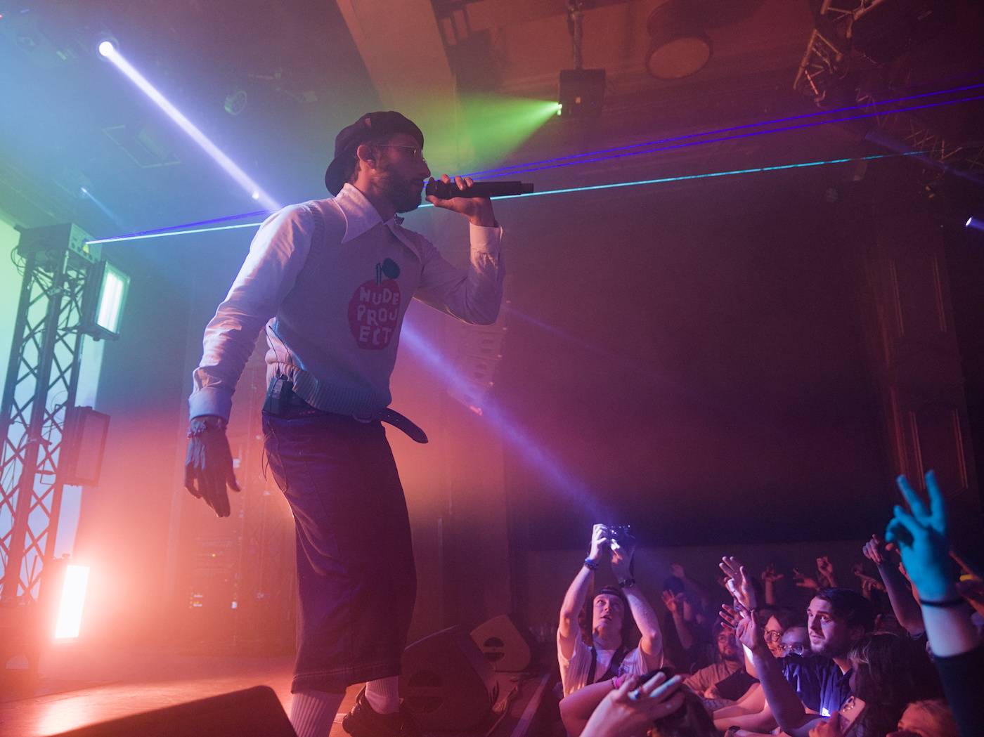 Raper BBNO$ ovládl Roxy, na stage si pozval i fanynku