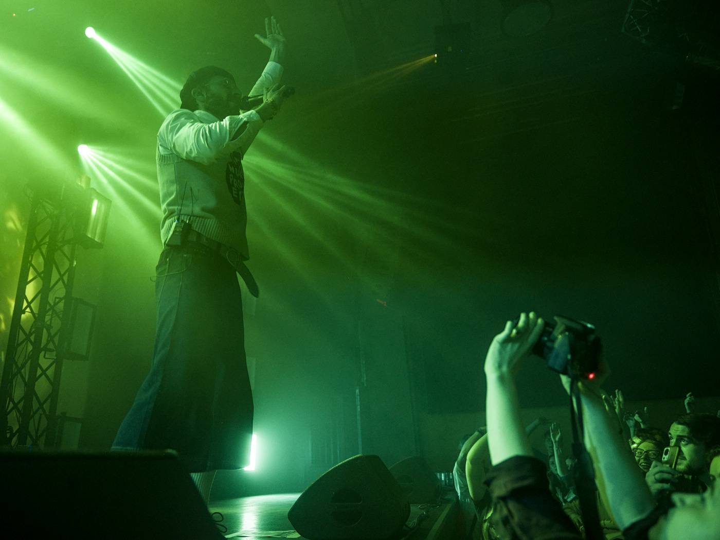 Raper BBNO$ ovládl Roxy, na stage si pozval i fanynku