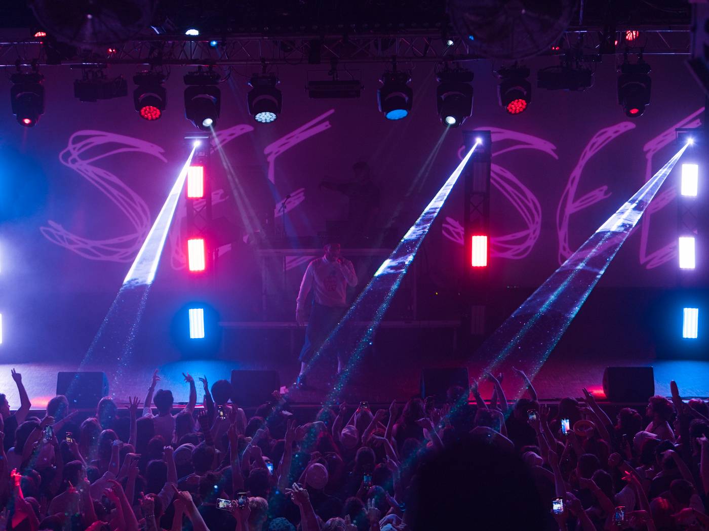 Raper BBNO$ ovládl Roxy, na stage si pozval i fanynku