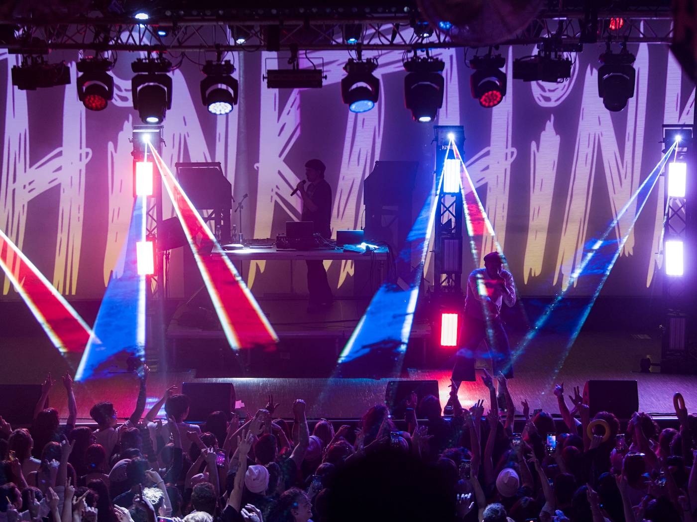 Raper BBNO$ ovládl Roxy, na stage si pozval i fanynku