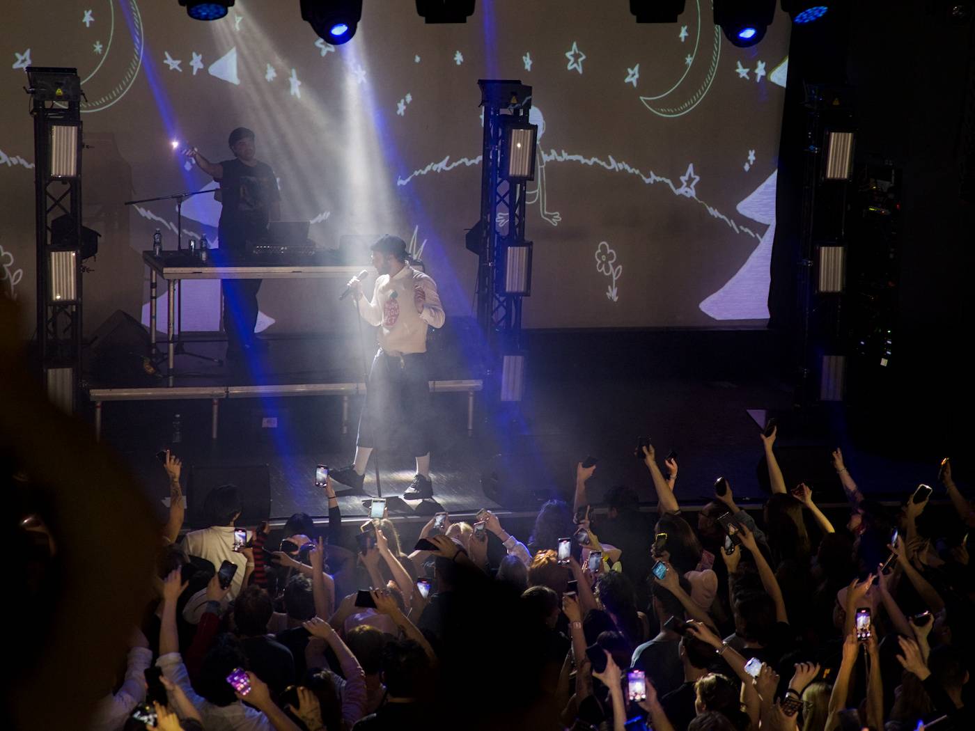 Raper BBNO$ ovládl Roxy, na stage si pozval i fanynku