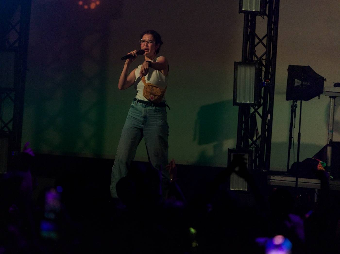 Raper BBNO$ ovládl Roxy, na stage si pozval i fanynku