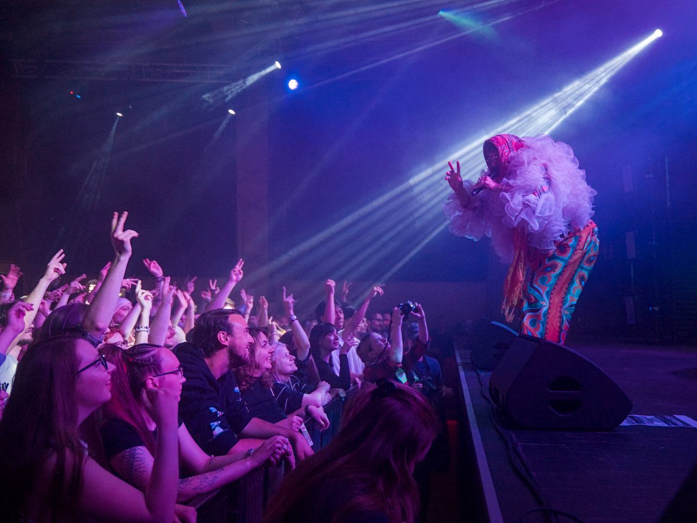 Raper BBNO$ ovládl Roxy, na stage si pozval i fanynku