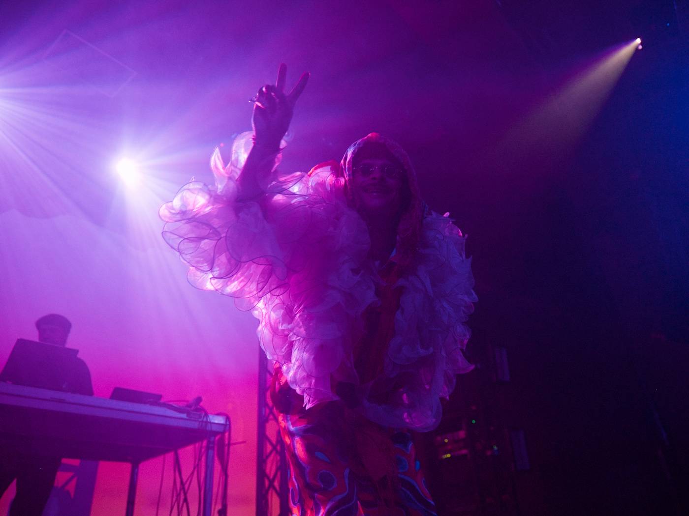 Raper BBNO$ ovládl Roxy, na stage si pozval i fanynku