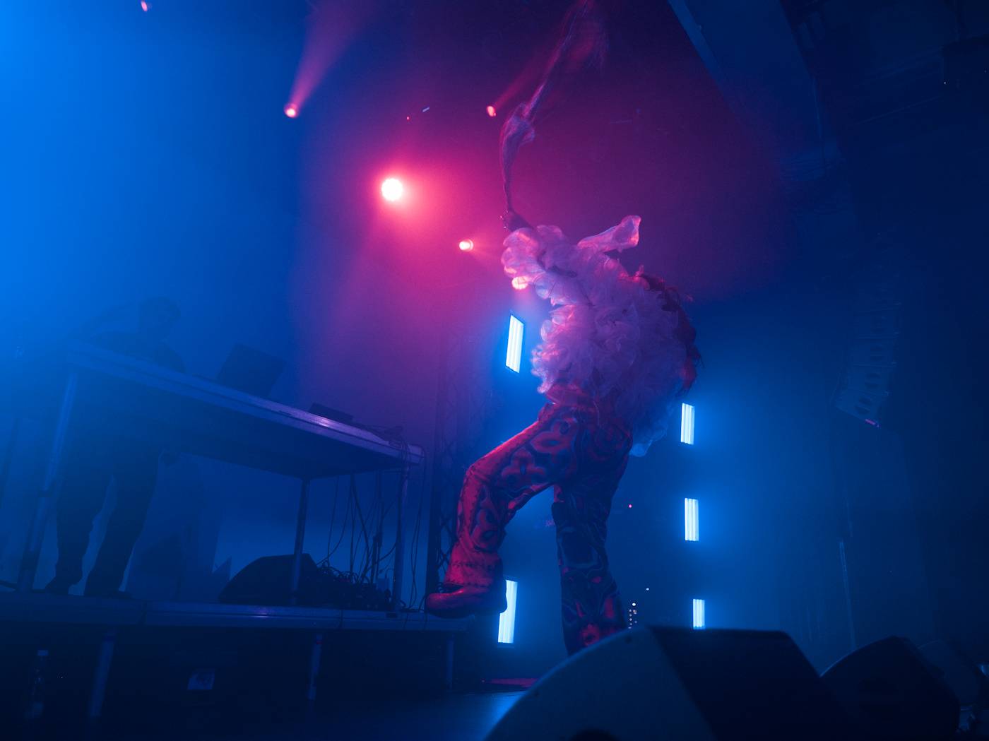 Raper BBNO$ ovládl Roxy, na stage si pozval i fanynku