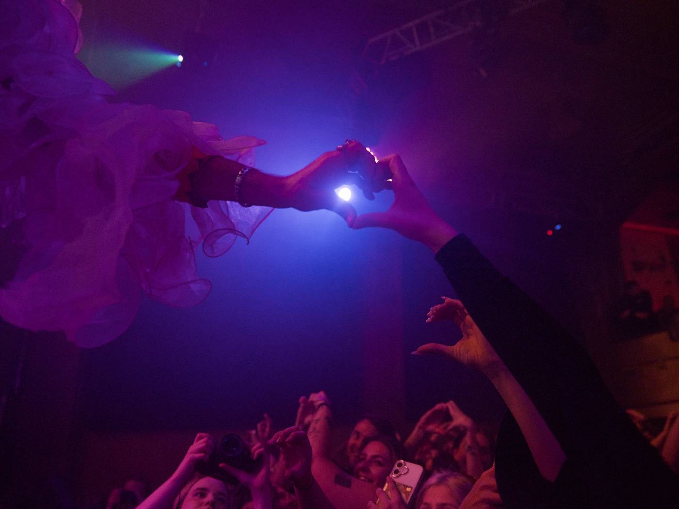 Raper BBNO$ ovládl Roxy, na stage si pozval i fanynku