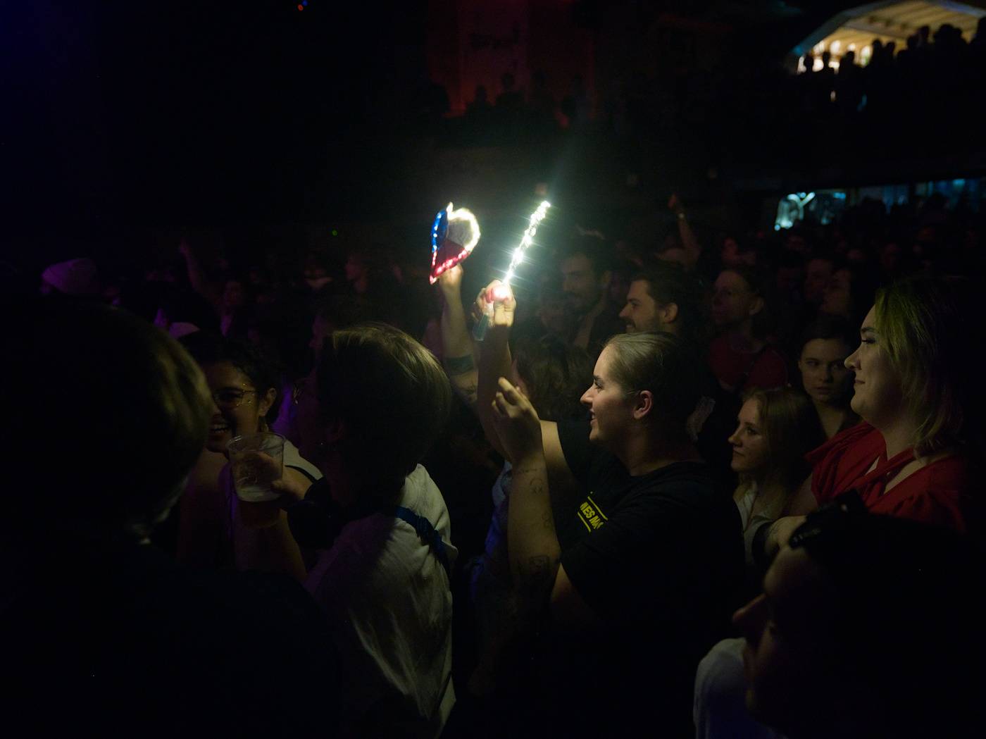 Raper BBNO$ ovládl Roxy, na stage si pozval i fanynku