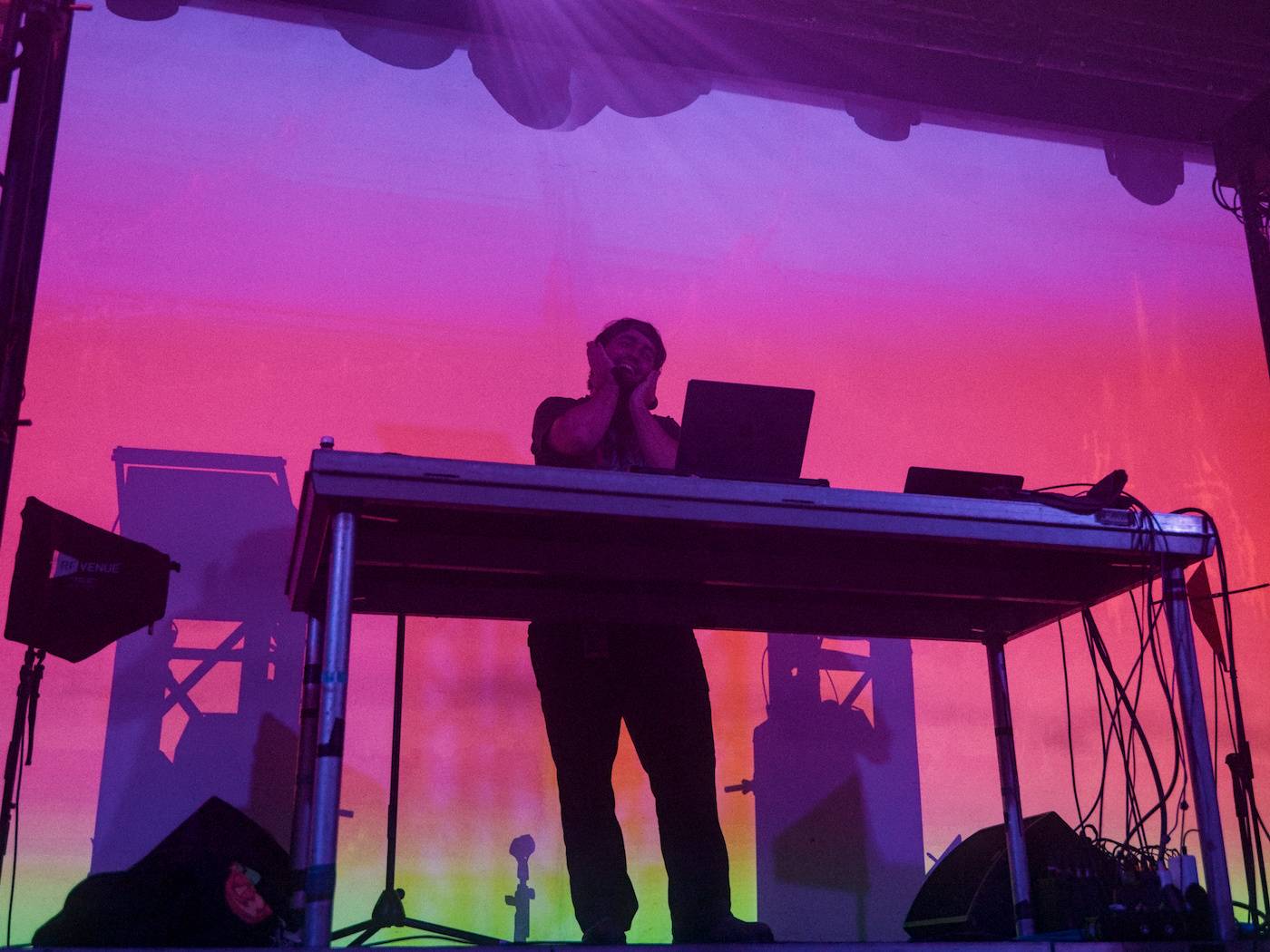 Raper BBNO$ ovládl Roxy, na stage si pozval i fanynku