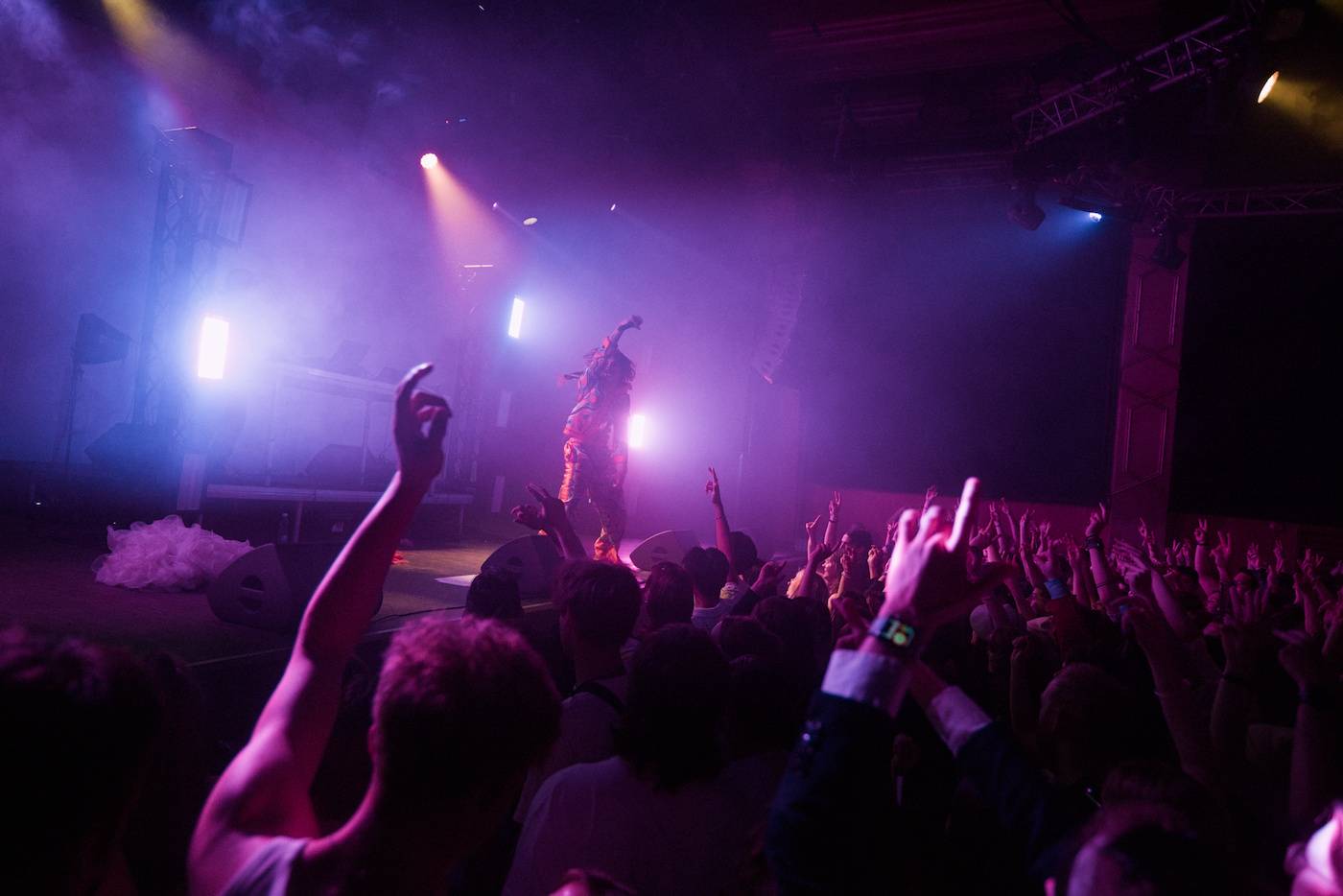 Raper BBNO$ ovládl Roxy, na stage si pozval i fanynku