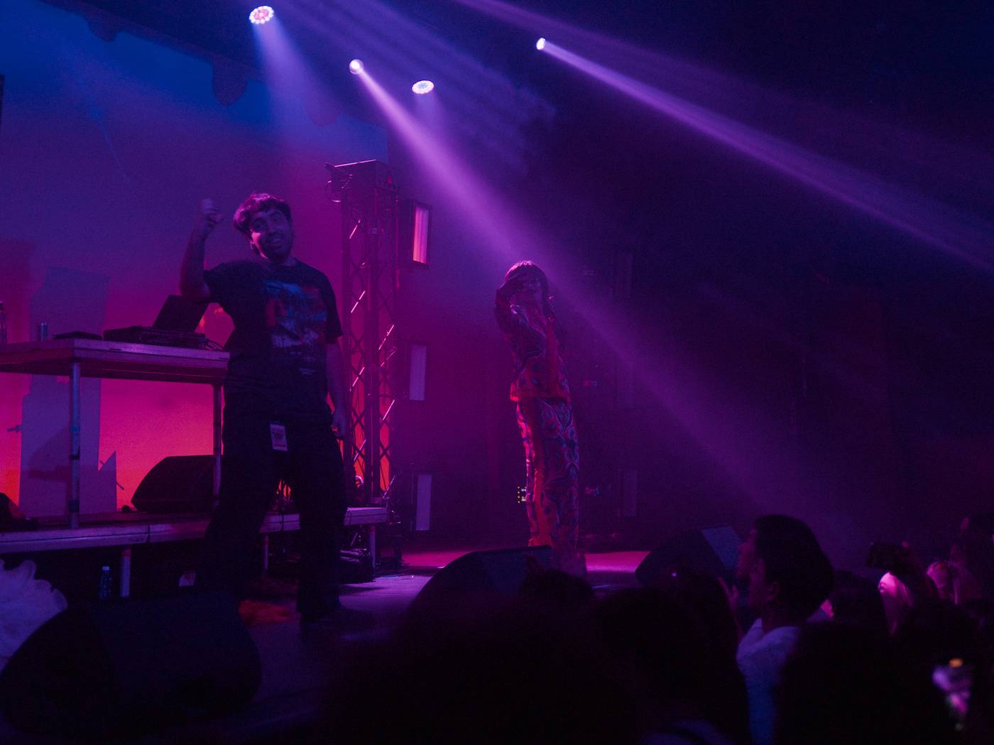 Raper BBNO$ ovládl Roxy, na stage si pozval i fanynku