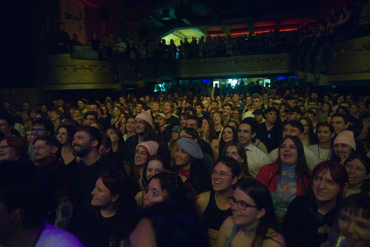 Raper BBNO$ ovládl Roxy, na stage si pozval i fanynku