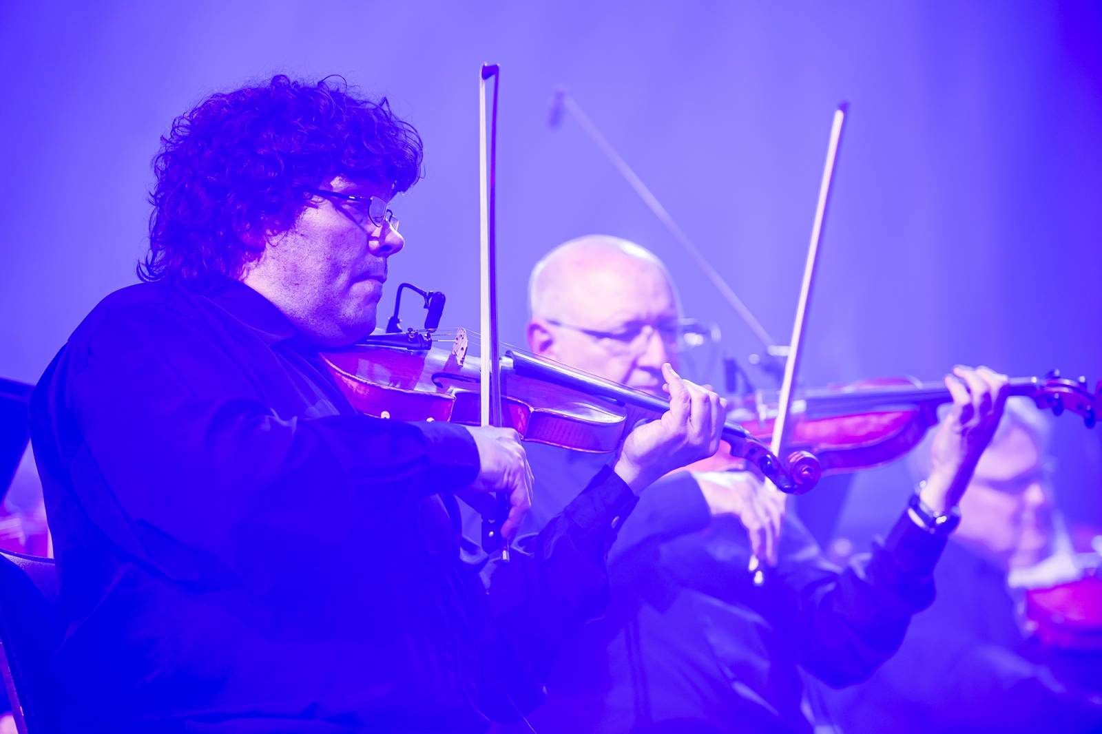 Chinaski a orchestr: trefa na první signální. Kapela se hodila do gala a zazpívala Foru Karlín své hity v nových aranžích