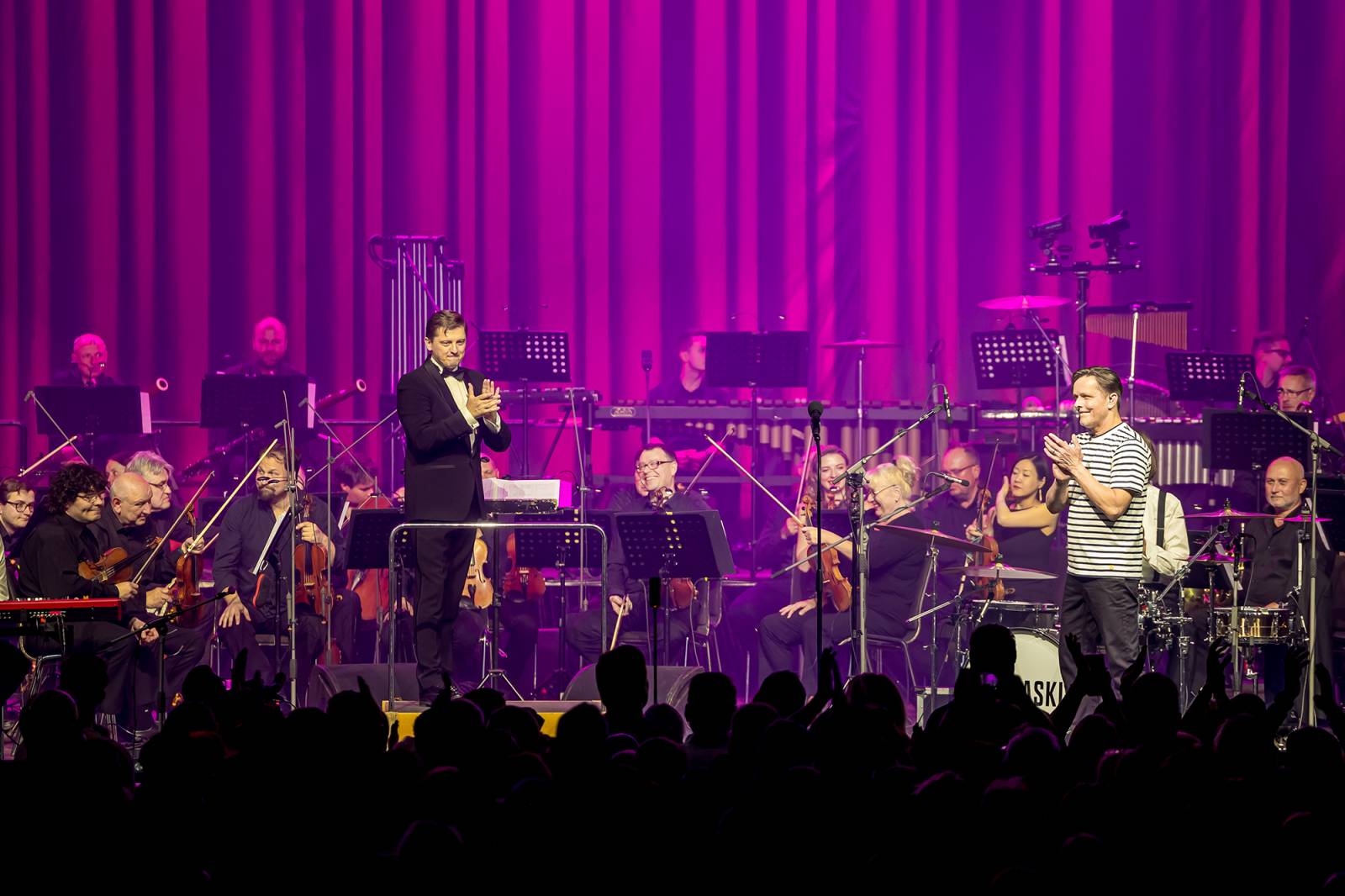 Chinaski a orchestr: trefa na první signální. Kapela se hodila do gala a zazpívala Foru Karlín své hity v nových aranžích