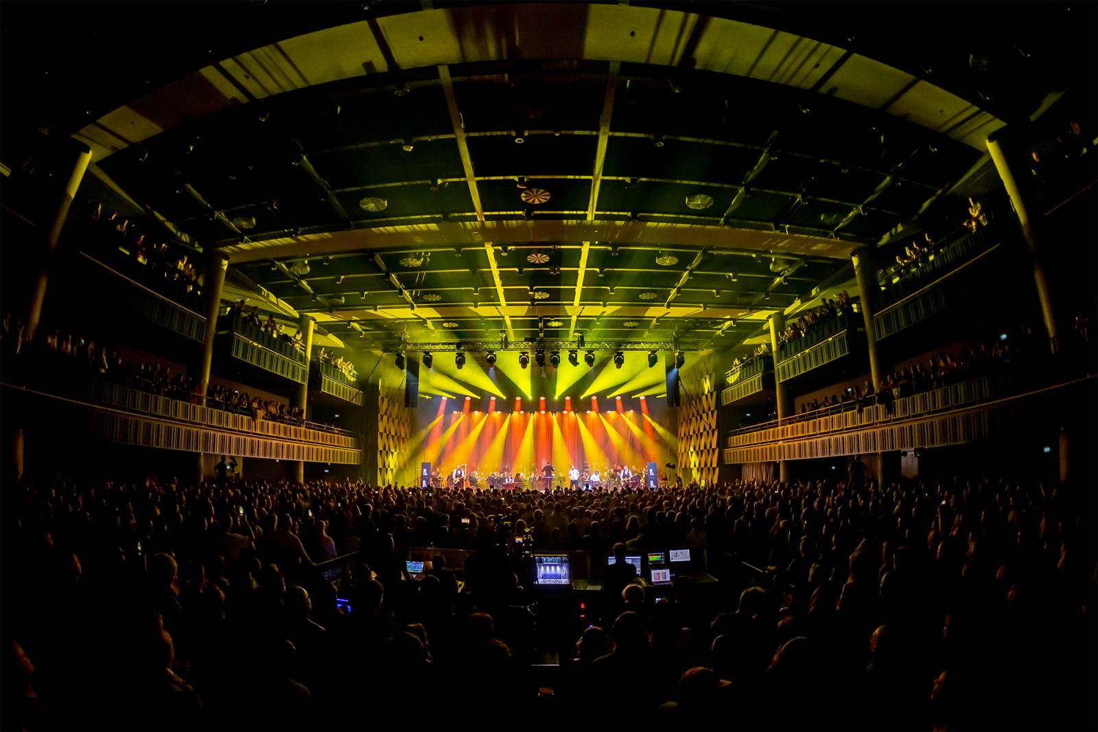 Chinaski a orchestr: trefa na první signální. Kapela se hodila do gala a zazpívala Foru Karlín své hity v nových aranžích