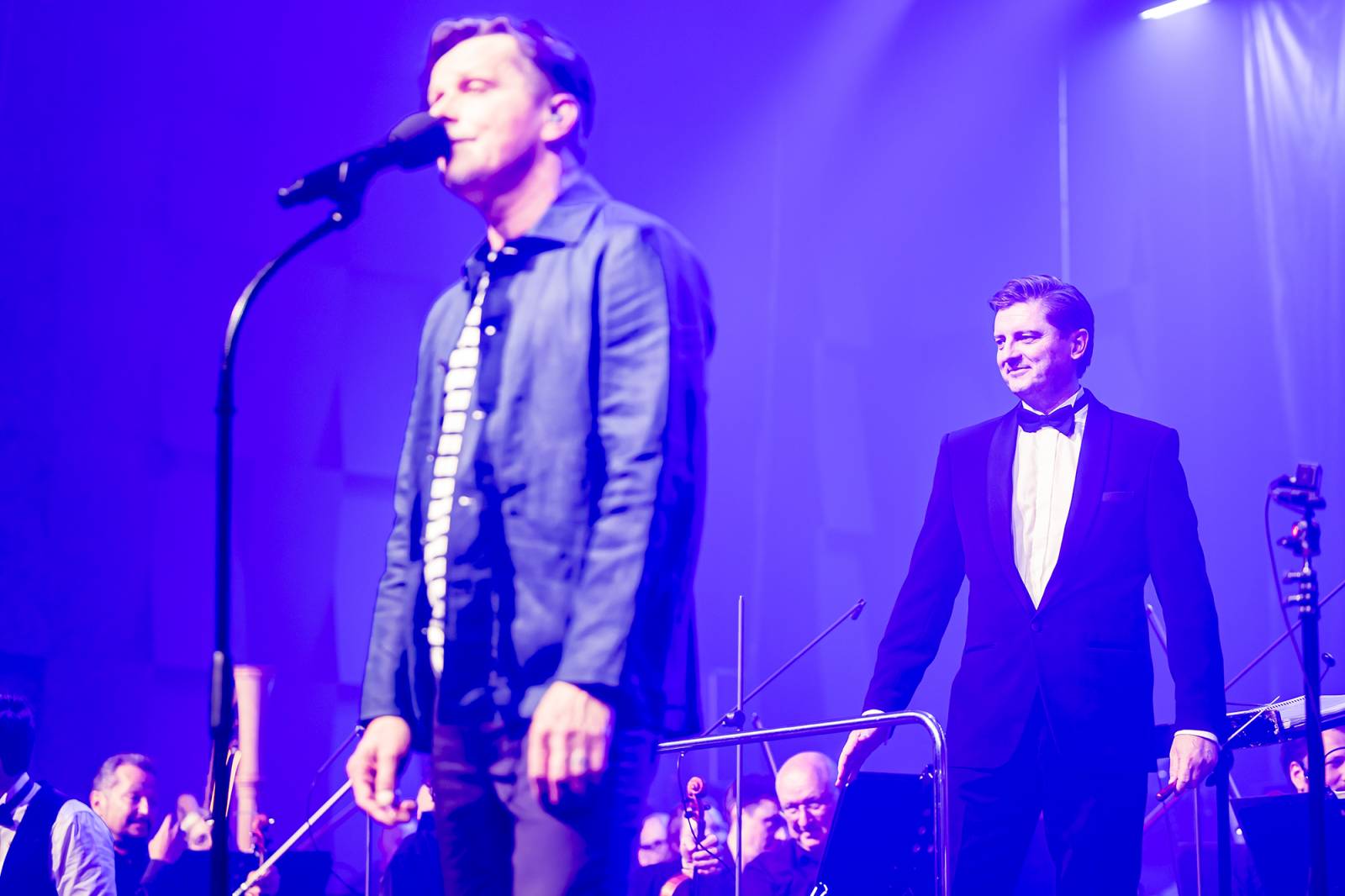 Chinaski a orchestr: trefa na první signální. Kapela se hodila do gala a zazpívala Foru Karlín své hity v nových aranžích