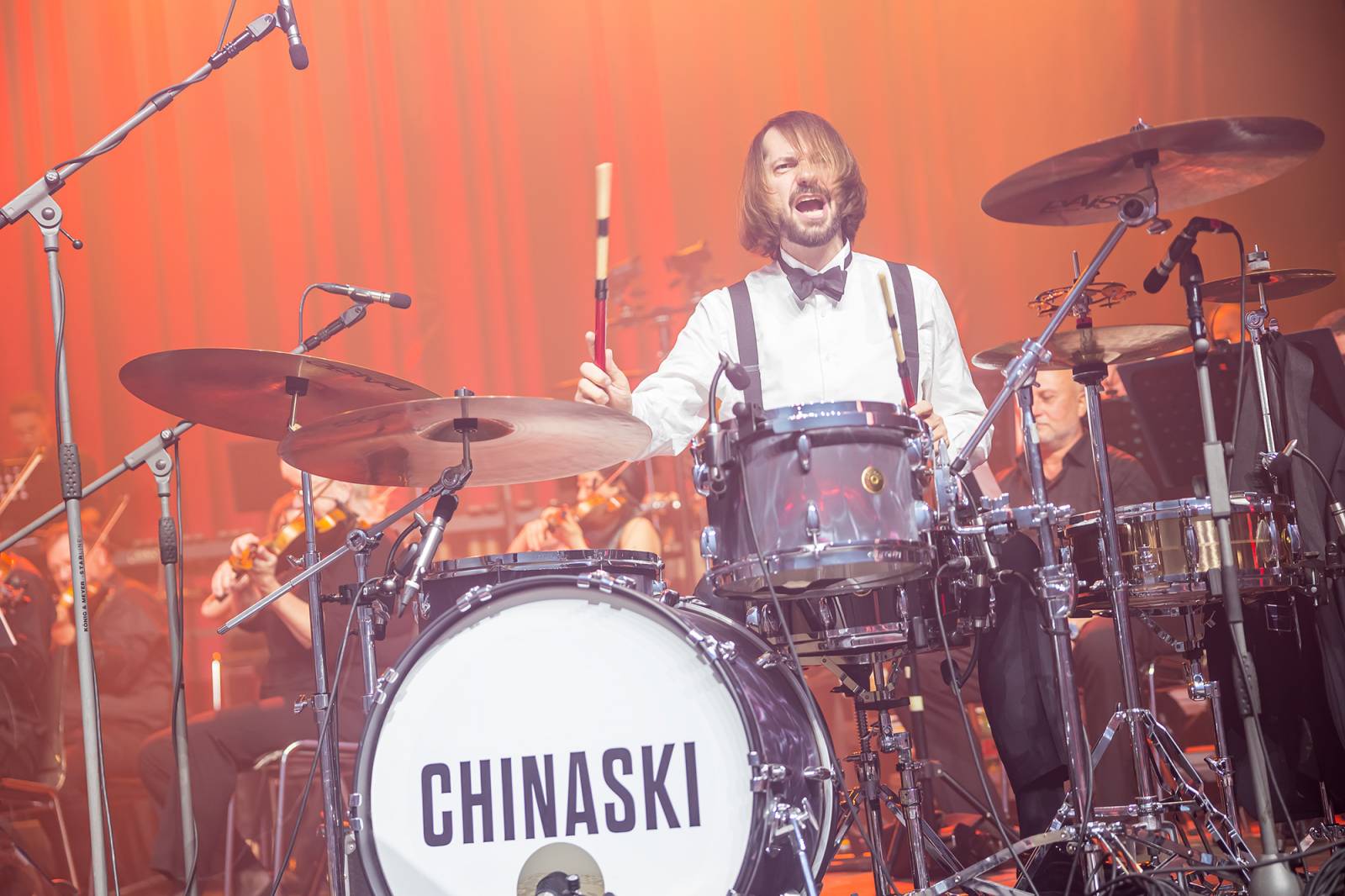 Chinaski a orchestr: trefa na první signální. Kapela se hodila do gala a zazpívala Foru Karlín své hity v nových aranžích