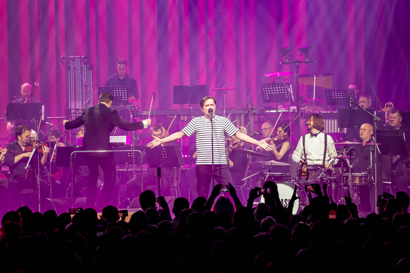 Chinaski a orchestr: trefa na první signální. Kapela se hodila do gala a zazpívala Foru Karlín své hity v nových aranžích