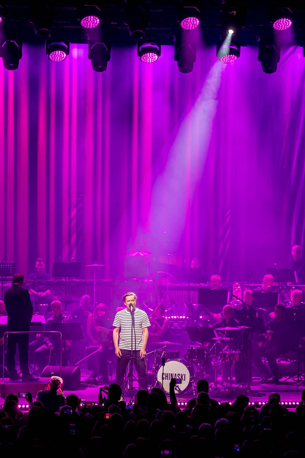 Chinaski a orchestr: trefa na první signální. Kapela se hodila do gala a zazpívala Foru Karlín své hity v nových aranžích