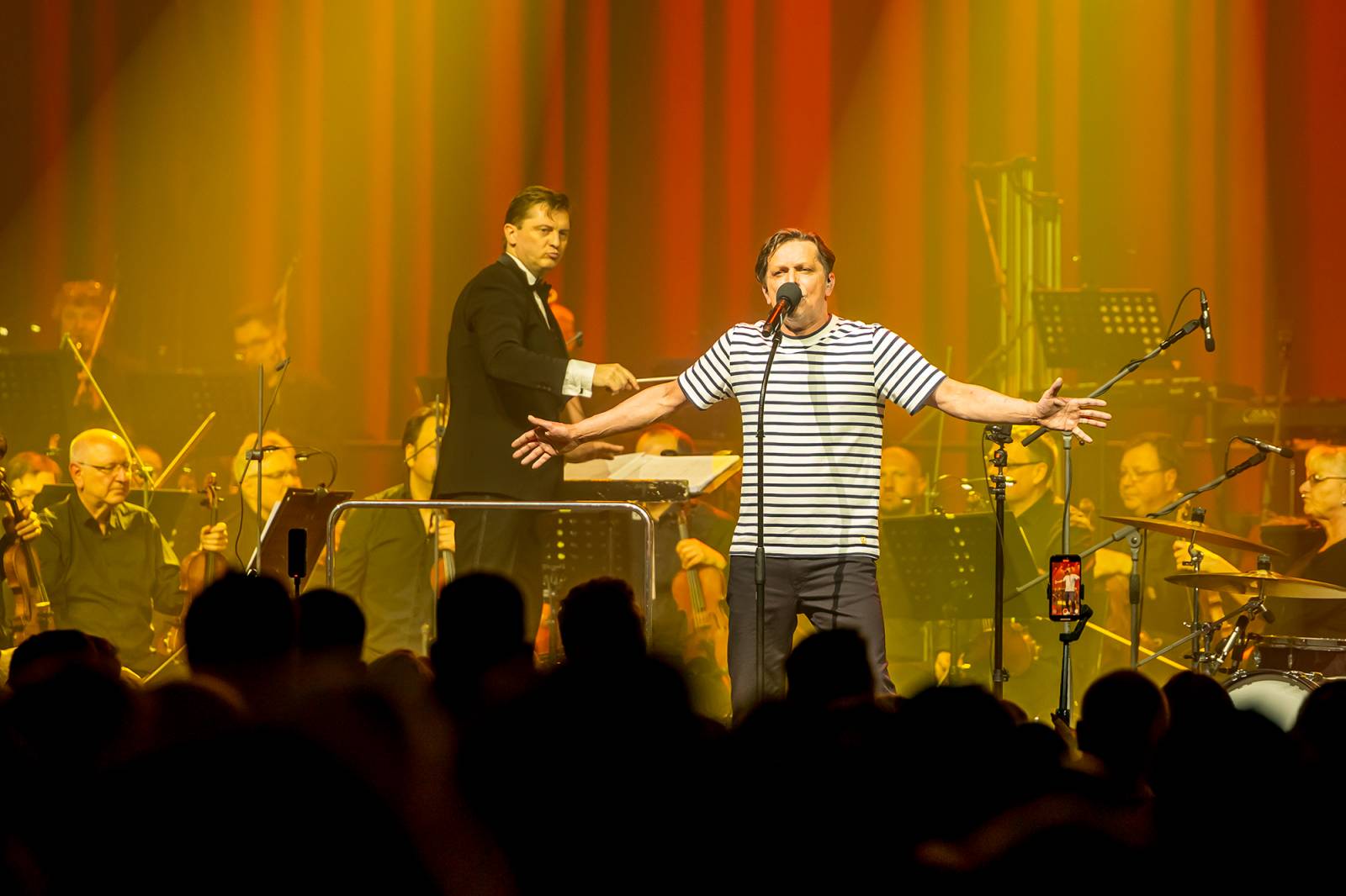 Chinaski a orchestr: trefa na první signální. Kapela se hodila do gala a zazpívala Foru Karlín své hity v nových aranžích