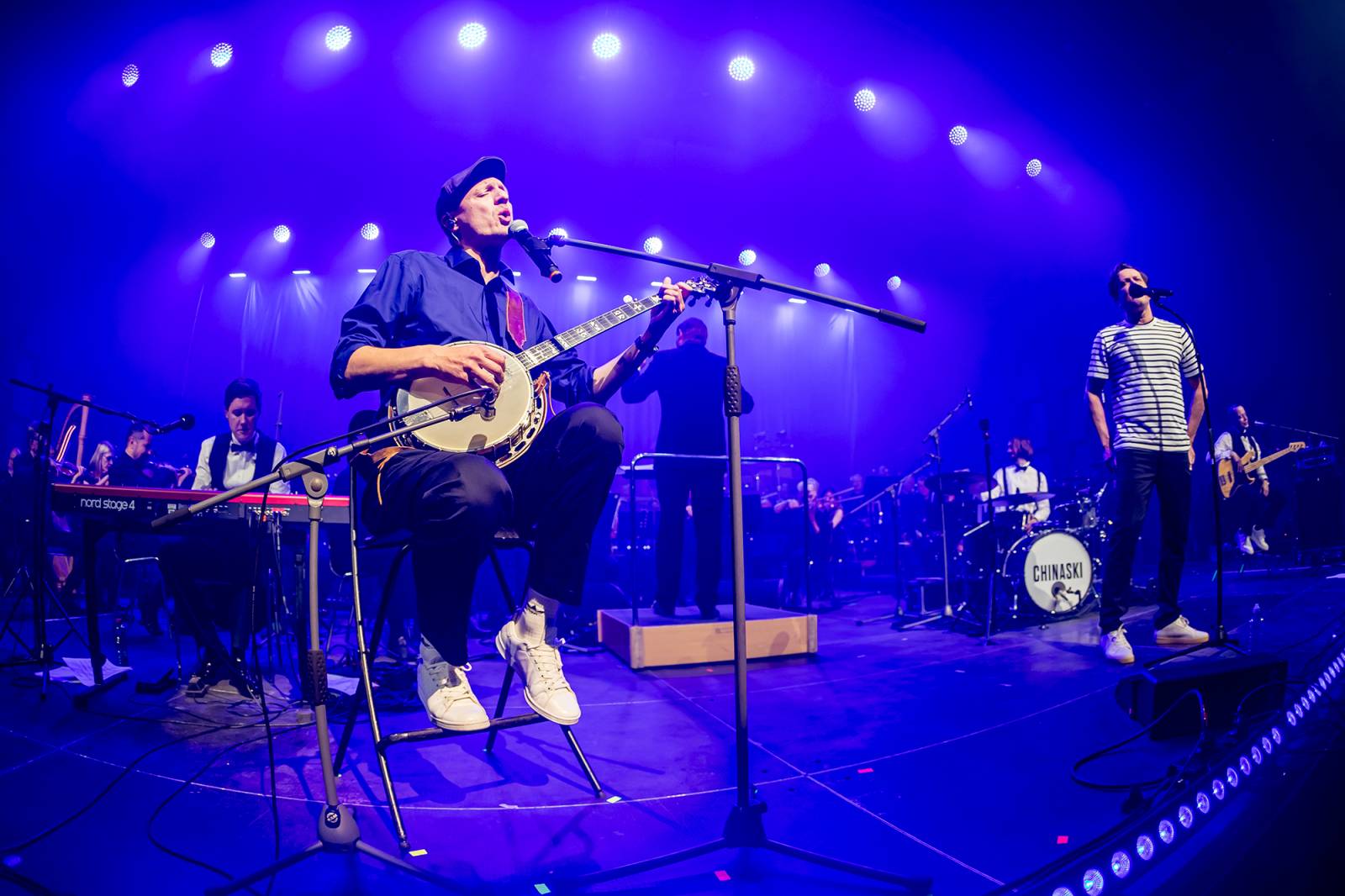 Chinaski a orchestr: trefa na první signální. Kapela se hodila do gala a zazpívala Foru Karlín své hity v nových aranžích