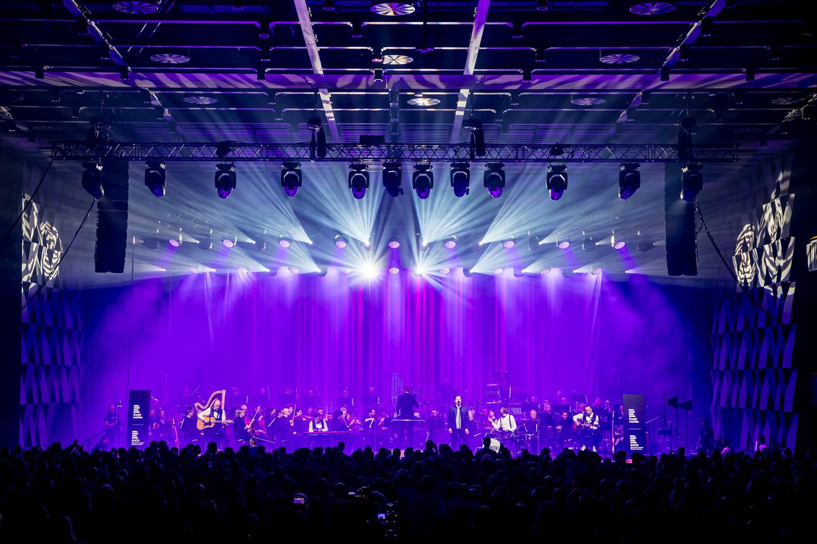 Chinaski a orchestr: trefa na první signální. Kapela se hodila do gala a zazpívala Foru Karlín své hity v nových aranžích