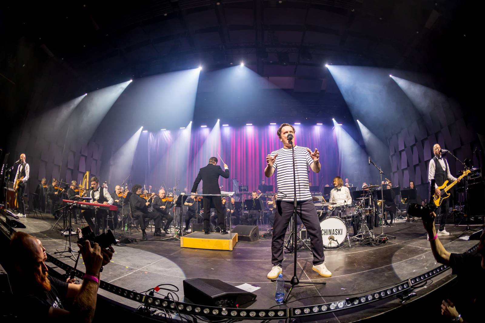 Chinaski a orchestr: trefa na první signální. Kapela se hodila do gala a zazpívala Foru Karlín své hity v nových aranžích