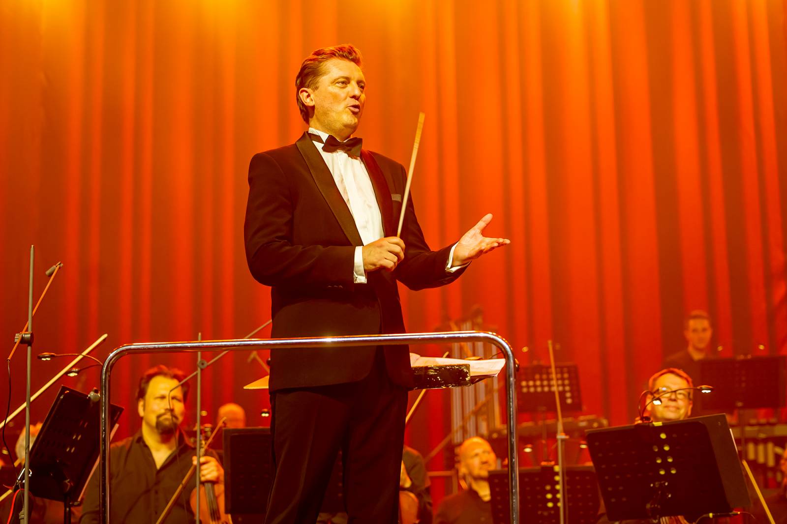 Chinaski a orchestr: trefa na první signální. Kapela se hodila do gala a zazpívala Foru Karlín své hity v nových aranžích