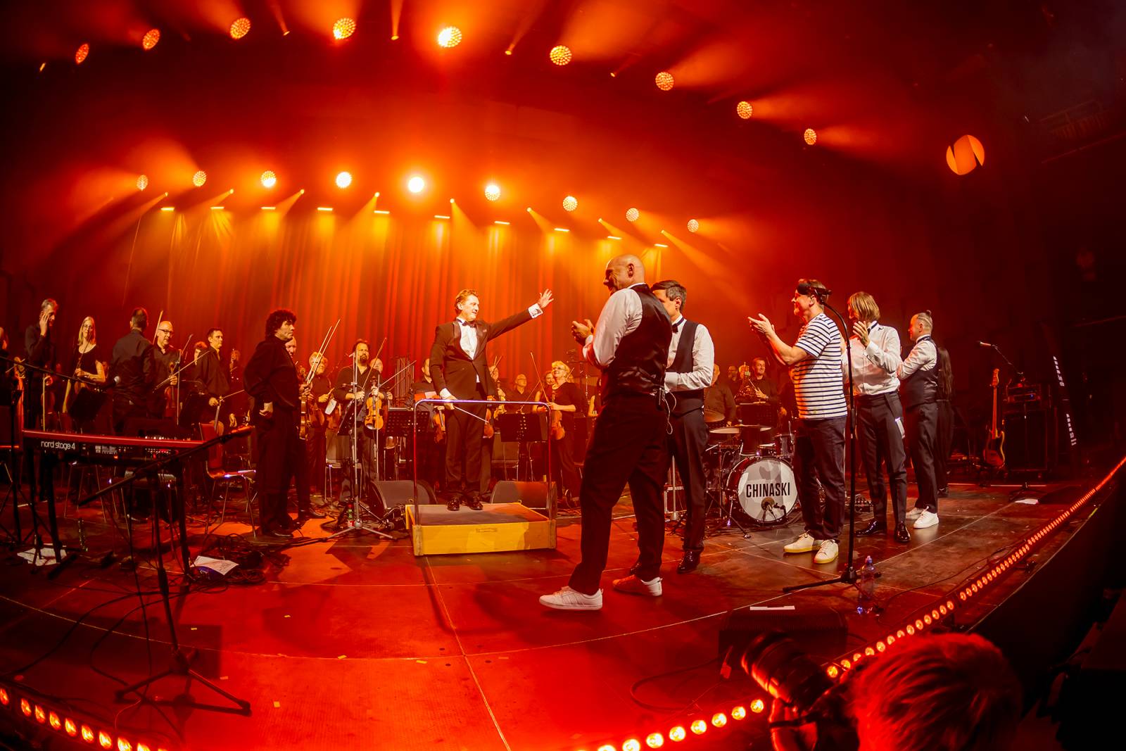 Chinaski a orchestr: trefa na první signální. Kapela se hodila do gala a zazpívala Foru Karlín své hity v nových aranžích