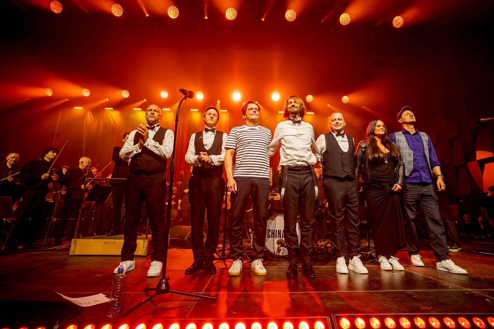 Chinaski a orchestr: trefa na první signální. Kapela se hodila do gala a zazpívala Foru Karlín své hity v nových aranžích