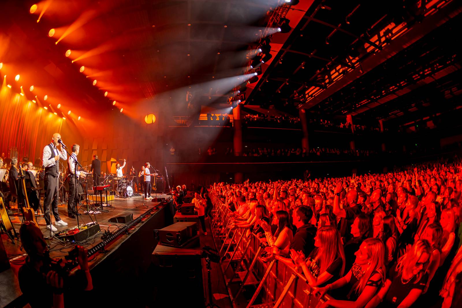 Chinaski a orchestr: trefa na první signální. Kapela se hodila do gala a zazpívala Foru Karlín své hity v nových aranžích