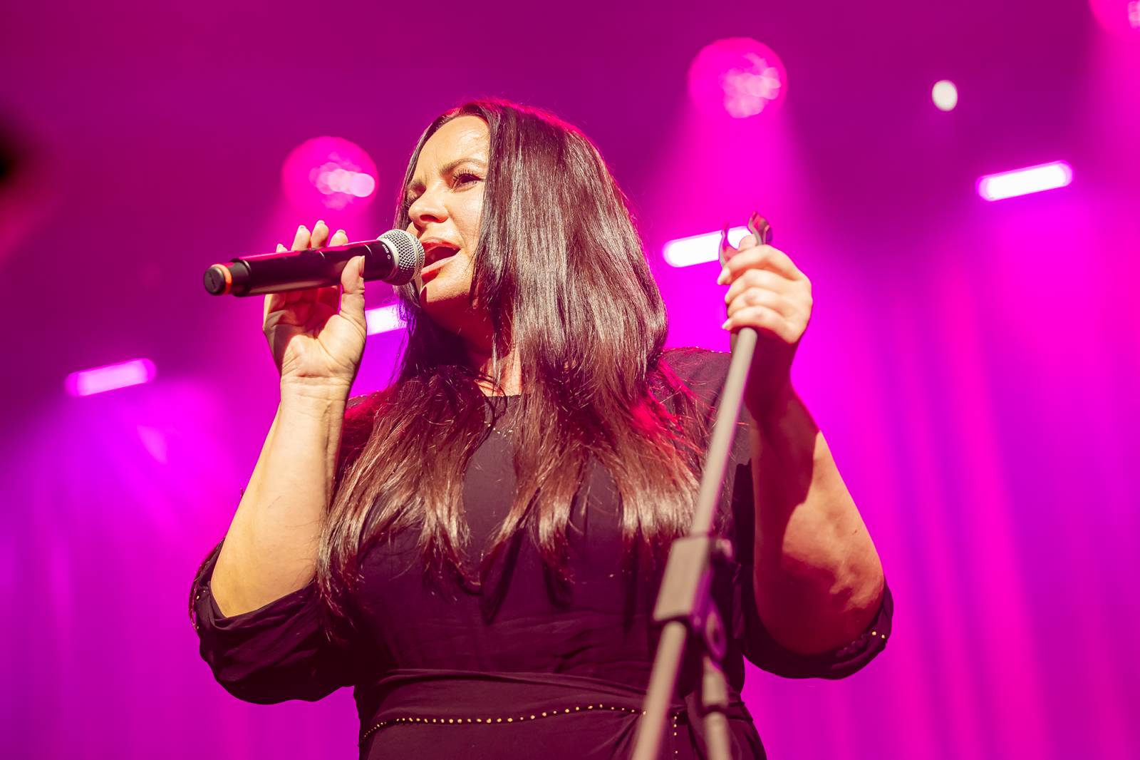 Chinaski a orchestr: trefa na první signální. Kapela se hodila do gala a zazpívala Foru Karlín své hity v nových aranžích