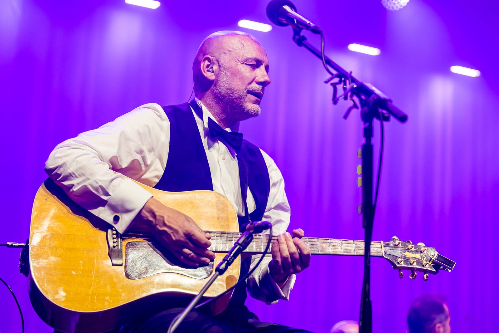 Chinaski a orchestr: trefa na první signální. Kapela se hodila do gala a zazpívala Foru Karlín své hity v nových aranžích