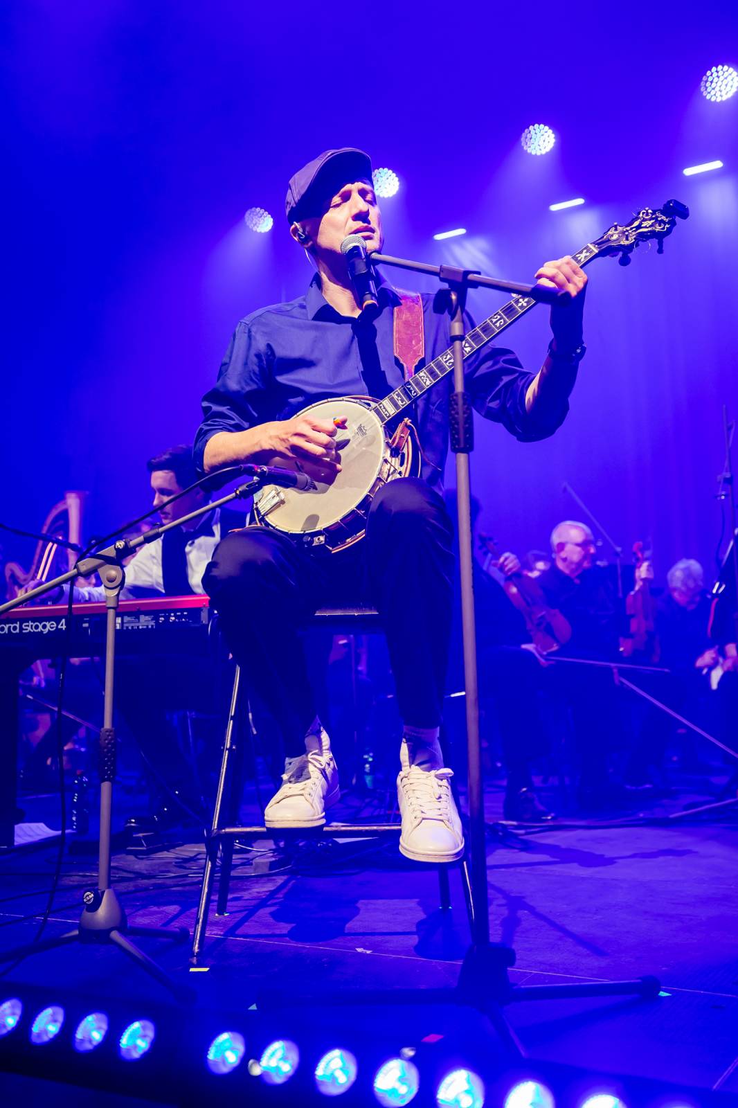 Chinaski a orchestr: trefa na první signální. Kapela se hodila do gala a zazpívala Foru Karlín své hity v nových aranžích