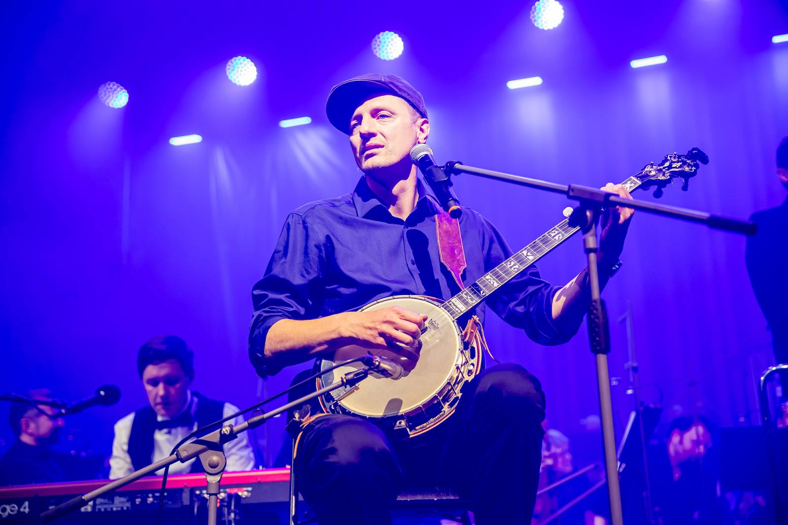 Chinaski a orchestr: trefa na první signální. Kapela se hodila do gala a zazpívala Foru Karlín své hity v nových aranžích