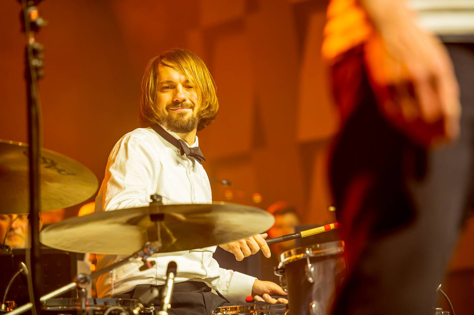 Chinaski a orchestr: trefa na první signální. Kapela se hodila do gala a zazpívala Foru Karlín své hity v nových aranžích