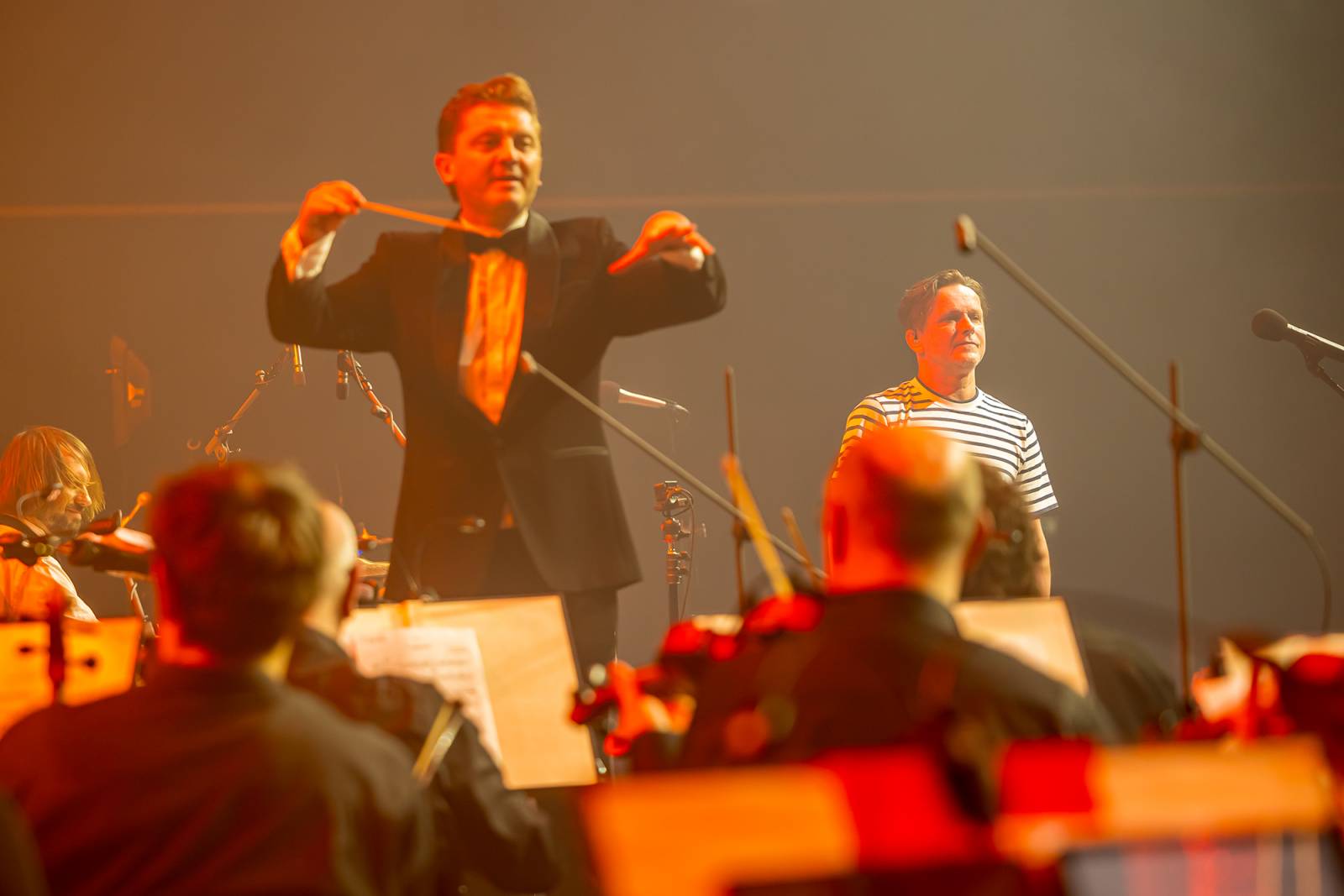 Chinaski a orchestr: trefa na první signální. Kapela se hodila do gala a zazpívala Foru Karlín své hity v nových aranžích