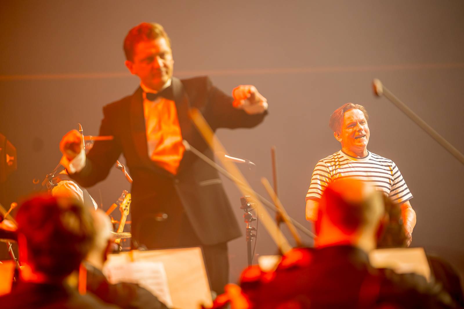 Chinaski a orchestr: trefa na první signální. Kapela se hodila do gala a zazpívala Foru Karlín své hity v nových aranžích